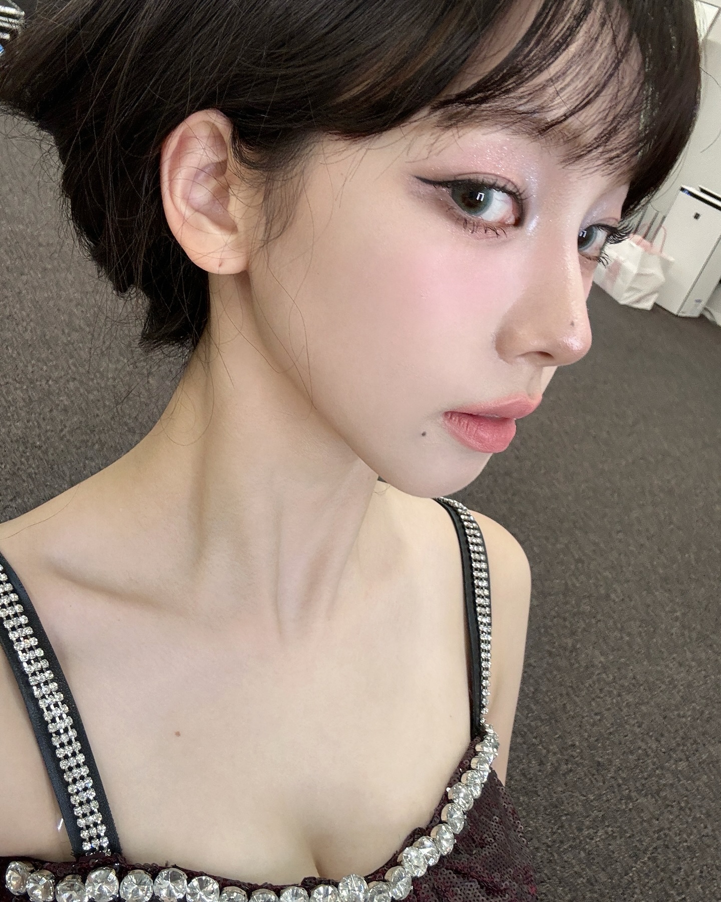 점까지 탐나는 셀럽들의 매력점🖤
요즘은 드러내는 게 대세! 자꾸만 시선이 가는 미인점 위치📍✨

1. 카리나, 채영: 입술 근처점
입술 근처에 있는 점은 입술로 시선이 가게 만들어 포인트가 되면서 이미지로는 퇴폐적이고 관능적인 매력을 더해 독보적인 아우라를 연출해 주는 위치입니다. 또 턱 위치에서 여백을 채워주기 때문에 턱이 갸름해 보이는 효과도 있습니다. 

2. 장원영, 김유정: 눈 밑점
예전에는 눈밑점을 눈물점이라고 해서 눈물을 흘릴 일이 많다고 해 일부러 없애는 경우도 많았습니다. 하지만 최근에는 이런 눈밑점이 미인점으로 급부상하며 다양한 매력을 더해주고 있는데요. 신비로운 눈빛에 점이 더해져 아련한 매력이 느껴져 인기가 많은 위치입니다. 

3. 한소희, 신예은: 코점
코점은 고소영, 김희선, 전지현 등 대표적인 미인들의 매력점으로 알려져 있습니다. 코점은 도도하면서 우아한 분위기를 더해주고 얼굴 가운데에서 시선을 집중시키며, 코선을 강조해 콧대를 예뻐 보이게 하는 효과가 있습니다. 또 관상학적으로도 재물과 인기를 모을 수 있는 점으로 꼽힙니다. 

4. 아이유, 윈터: 볼점
볼은 얼굴에서 가장 여백이 많은 부위로 볼에 점이 있으면 여백을 채워줘서 중안부가 짧아 보이고 더 갸름해 보이는 효과가 있습니다. 또 메이크업에 따라 새침하고 도도한 매력부터 귀여운 매력을 준다는 특징이 있습니다. 

5. 제니, 슬기: 눈썹 밑점
눈썹 아래 점은 눈가로 시선을 모아 인상에 또렷함이 생기는 효과가 있습니다. 시선이 눈으로 쏠리면서 눈매가 더 깊어 보이고 우아한 이미지를 느끼게 해 주죠. 슬기의 매력적인 무쌍 눈과 제니의 고양이 눈매를 강조하는 역할을 합니다.  이미지