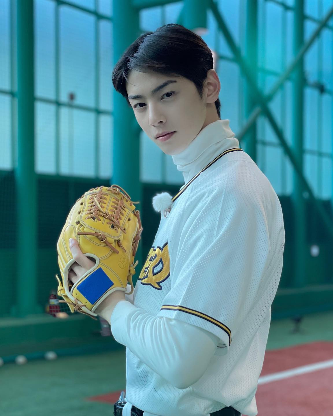 최최차차 용안 보러 가자⚾️💚

오는 11일, 차은우가 잠실야구장에서 진행되는 LG 트윈스와 NC다이노스의 주말 홈 3연전에서 승리 기원 시구를 진행합니다. 차은우는 2017년과 21년에 이어 LG 트윈스에서 3번째 시구를 하게 되었는데요. '2024 Summer Holic' 이벤트 진행 첫날인 9일에는 걸스데이 출신 배우 방민아가, 10일에는 프로골퍼 박현경이 승기 기원 시구에 참여합니다. 이미지