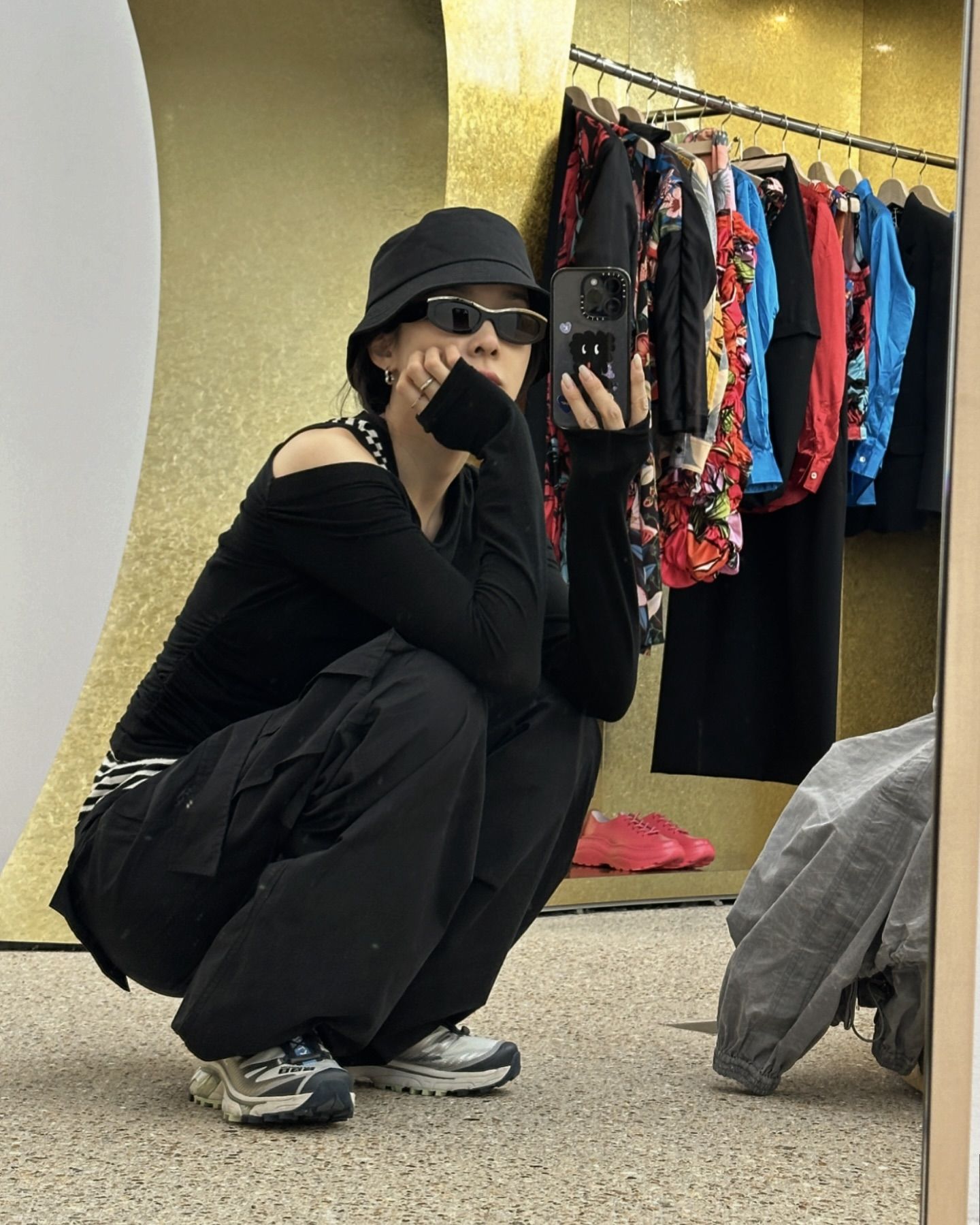 셀럽들은 살로몬 운동화 신는다👟
새로운 포인트 운동화를 찾는다면 셀럽들 발끝을 주목하세요🔍

1. 주지아 - 살로몬 XT-6 블랙 팔콘, 26만 원.

2. 강민경 - 살로몬 X-Alp LTR 퓨터 빈티지 카키, 29만 원.

3. 윤승아 - 살로몬 x 샌디 리앙 스피드크로스 3 리본, 24만 원.

4. 이효리 - 살로몬 X 울트라 360 GTX 블랙 마그넷 콰이어트쉐이드, 23만 원.

5. 박소담 - 살로몬 x MM6 메종 마르지엘라 XT-4 뮬 블랙, 58만 8천 원.

6. 이시영 - 살로몬 x MM6 메종 마르지엘라 XT-4 뮬 트랜스패런트 옐로우 셰일, 58만 8천 원.

7. 이청아 - 살로몬 XT-4 OG 카본 셀라돈 그린, 28만 원.

8. 엄지원 - 살로몬 XA 프로 3D 바닐라 아이스, 22만 5천 원. 이미지
