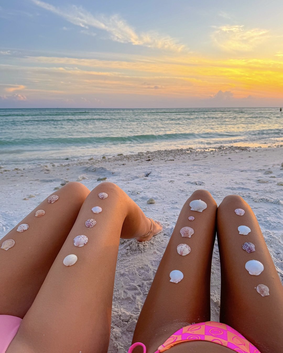 휴가 가서 찍기 좋은 사진 모음🏝️
이번 여행에서 인스타에 올리기 좋은 인생샷 건져 @따라하자🍉

1. 선크림으로 스마일 뒤태샷
강한 햇빛 아래에서 선크림은 필수죠. 선크림으로 등이나 어깨에 귀여운 스마일을 그리고 찍는 뒤태샷을 남겨보세요. 크로아티아에서 휴가를 즐기는 배우 조수민의 인스타그램에서도 확인할 수 있었던 인증샷입니다. 

2. 모래밭에서 그림자샷
흔한 그림자샷은 NO! 수영복과 조개로 장식한 특별한 그림자샷을 찍어보세요. 검은 그림자에 수영복 컬러가 강조되고 영상처럼 조개 스커트를 만들어 입은 것 같은 느낌도 연출할 수 있습니다. 

3. 조개 자랑샷
바닷가에서 예쁜 조개들을 모아 허벅지 위에 가지런히 올려놓고 찍는 인증샷은 독특하면서도 아름다운 추억을 담을 수 있는 방법이에요. 

4. 요시고샷
에메랄드빛 투명한 바다에서 둥둥 떠있는 사진을 찍어보세요! 유명 사진작가 요시고의 대표 작품과 비슷한 무드를 낼 수 있어 인기입니다. 

5. 비키니 입고 하늘샷
바다와 함께 찍는 비키니샷은 흔하죠? 조금 더 특별한 사진을 원한다면, 파란 하늘을 배경으로 아래에서 위로 찍어보는 건 어떨까요? 시원한 하늘과 함께라면 더욱 청량하고 아름다운 인생샷을 건질 수 있답니다.  이미지5