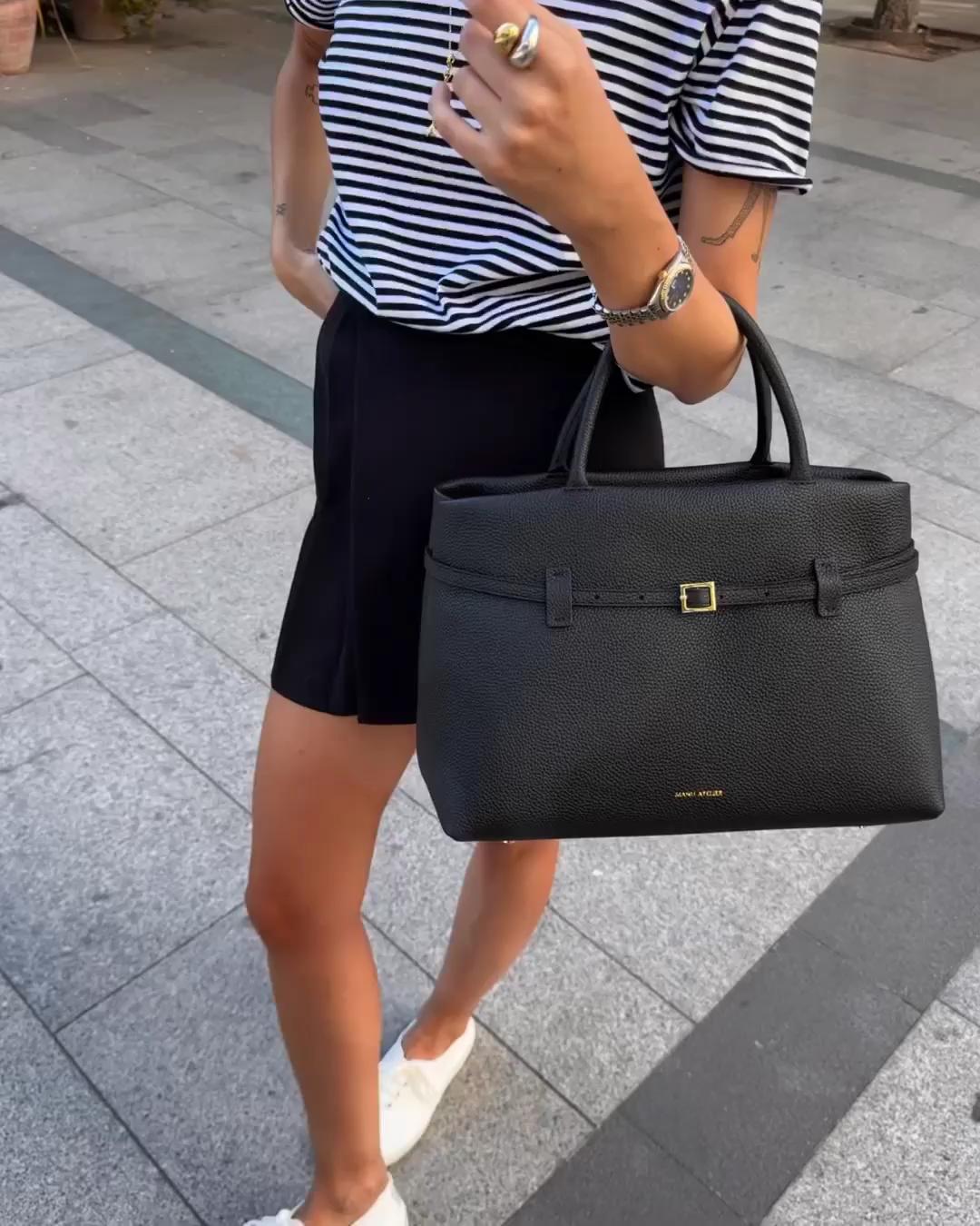 트렌디한 클래식👜마누 아뜰리에

2014년, 자매 디자이너 베스테(Beste)와 메르베(Merve)가 론칭한 터키 핸드백 브랜드 마누 아뜰리에는 장인 정신이 깃든 수공예 가방으로 유명합니다. 아버지로부터 물려받은 가죽 장인의 DNA를 바탕으로, 스웨이드, 송아지 가죽 등 최고급 소재를 사용하여 클래식하면서도 트렌디한 디자인을 선보입니다. 

특히, 전면의 얇은 벨트는 마누 아뜰리에 가방의 시그니처 디자인으로, 다양한 스타일링에 포인트를 더해줍니다. 

출근룩부터 데일리룩까지, 어떤 옷차림에도 세련된 분위기를 연출하고 싶다면 마누 아뜰리에 가방을 활용해 보세요. 이미지