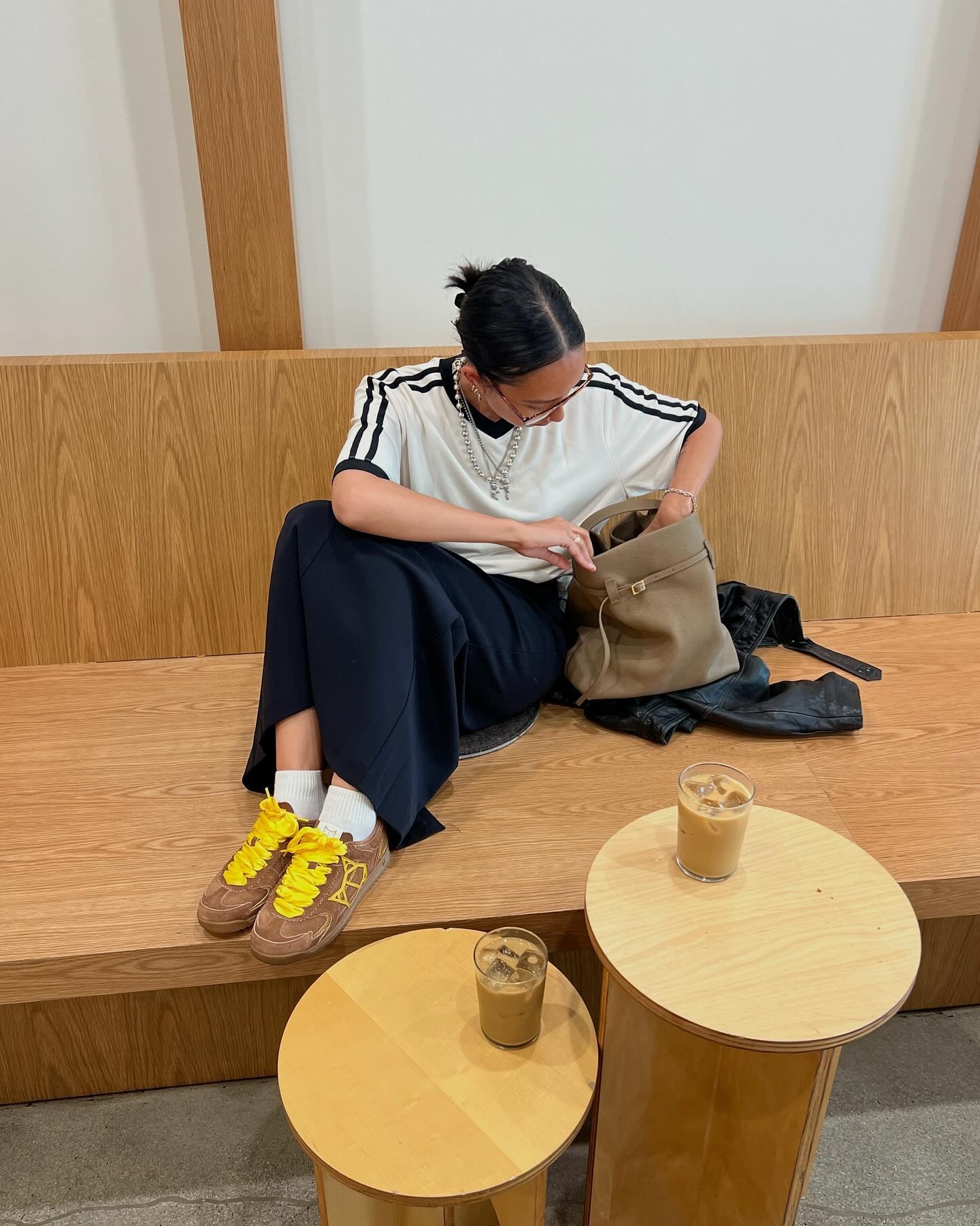 트렌디한 클래식👜마누 아뜰리에
2014년, 자매 디자이너 베스테(Beste)와 메르베(Merve)가 론칭한 터키 핸드백 브랜드 마누 아뜰리에는 장인 정신이 깃든 수공예 가방으로 유명합니다. 아버지로부터 물려받은 가죽 장인의 DNA를 바탕으로, 스웨이드, 송아지 가죽 등 최고급 소재를 사용하여 클래식하면서도 트렌디한 디자인을 선보입니다.
특히, 전면의 얇은 벨트는 마누 아뜰리에 가방의 시그니처 디자인으로, 다양한 스타일링에 포인트를 더해줍니다.
출근룩부터 데일리룩까지, 어떤 옷차림에도 세련된 분위기를 연출하고 싶다면 마누 아뜰리에 가방을 활용해 보세요. 이미지7