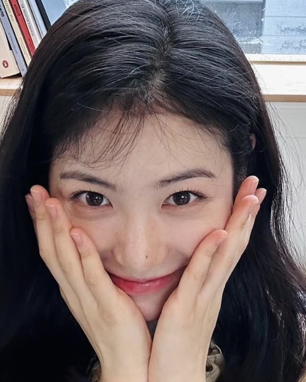 점까지 탐나는 셀럽들의 매력점🖤
요즘은 드러내는 게 대세! 자꾸만 시선이 가는 미인점 위치📍✨
1. 카리나, 채영: 입술 근처점
입술 근처에 있는 점은 입술로 시선이 가게 만들어 포인트가 되면서 이미지로는 퇴폐적이고 관능적인 매력을 더해 독보적인 아우라를 연출해 주는 위치입니다. 또 턱 위치에서 여백을 채워주기 때문에 턱이 갸름해 보이는 효과도 있습니다.
2. 장원영, 김유정: 눈 밑점
예전에는 눈밑점을 눈물점이라고 해서 눈물을 흘릴 일이 많다고 해 일부러 없애는 경우도 많았습니다. 하지만 최근에는 이런 눈밑점이 미인점으로 급부상하며 다양한 매력을 더해주고 있는데요. 신비로운 눈빛에 점이 더해져 아련한 매력이 느껴져 인기가 많은 위치입니다.
3. 한소희, 신예은: 코점
코점은 고소영, 김희선, 전지현 등 대표적인 미인들의 매력점으로 알려져 있습니다. 코점은 도도하면서 우아한 분위기를 더해주고 얼굴 가운데에서 시선을 집중시키며, 코선을 강조해 콧대를 예뻐 보이게 하는 효과가 있습니다. 또 관상학적으로도 재물과 인기를 모을 수 있는 점으로 꼽힙니다.
4. 아이유, 윈터: 볼점
볼은 얼굴에서 가장 여백이 많은 부위로 볼에 점이 있으면 여백을 채워줘서 중안부가 짧아 보이고 더 갸름해 보이는 효과가 있습니다. 또 메이크업에 따라 새침하고 도도한 매력부터 귀여운 매력을 준다는 특징이 있습니다.
5. 제니, 슬기: 눈썹 밑점
눈썹 아래 점은 눈가로 시선을 모아 인상에 또렷함이 생기는 효과가 있습니다. 시선이 눈으로 쏠리면서 눈매가 더 깊어 보이고 우아한 이미지를 느끼게 해 주죠. 슬기의 매력적인 무쌍 눈과 제니의 고양이 눈매를 강조하는 역할을 합니다. 이미지6