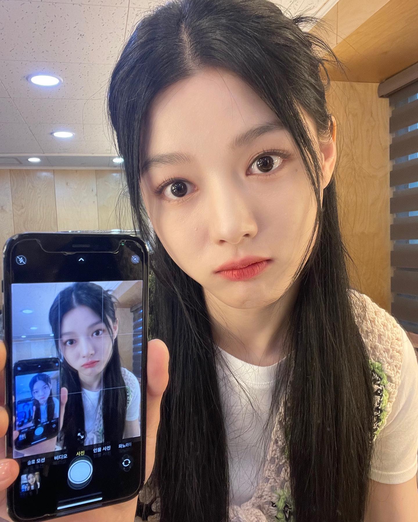 점까지 탐나는 셀럽들의 매력점🖤
요즘은 드러내는 게 대세! 자꾸만 시선이 가는 미인점 위치📍✨

1. 카리나, 채영: 입술 근처점
입술 근처에 있는 점은 입술로 시선이 가게 만들어 포인트가 되면서 이미지로는 퇴폐적이고 관능적인 매력을 더해 독보적인 아우라를 연출해 주는 위치입니다. 또 턱 위치에서 여백을 채워주기 때문에 턱이 갸름해 보이는 효과도 있습니다. 

2. 장원영, 김유정: 눈 밑점
예전에는 눈밑점을 눈물점이라고 해서 눈물을 흘릴 일이 많다고 해 일부러 없애는 경우도 많았습니다. 하지만 최근에는 이런 눈밑점이 미인점으로 급부상하며 다양한 매력을 더해주고 있는데요. 신비로운 눈빛에 점이 더해져 아련한 매력이 느껴져 인기가 많은 위치입니다. 

3. 한소희, 신예은: 코점
코점은 고소영, 김희선, 전지현 등 대표적인 미인들의 매력점으로 알려져 있습니다. 코점은 도도하면서 우아한 분위기를 더해주고 얼굴 가운데에서 시선을 집중시키며, 코선을 강조해 콧대를 예뻐 보이게 하는 효과가 있습니다. 또 관상학적으로도 재물과 인기를 모을 수 있는 점으로 꼽힙니다. 

4. 아이유, 윈터: 볼점
볼은 얼굴에서 가장 여백이 많은 부위로 볼에 점이 있으면 여백을 채워줘서 중안부가 짧아 보이고 더 갸름해 보이는 효과가 있습니다. 또 메이크업에 따라 새침하고 도도한 매력부터 귀여운 매력을 준다는 특징이 있습니다. 

5. 제니, 슬기: 눈썹 밑점
눈썹 아래 점은 눈가로 시선을 모아 인상에 또렷함이 생기는 효과가 있습니다. 시선이 눈으로 쏠리면서 눈매가 더 깊어 보이고 우아한 이미지를 느끼게 해 주죠. 슬기의 매력적인 무쌍 눈과 제니의 고양이 눈매를 강조하는 역할을 합니다.  이미지