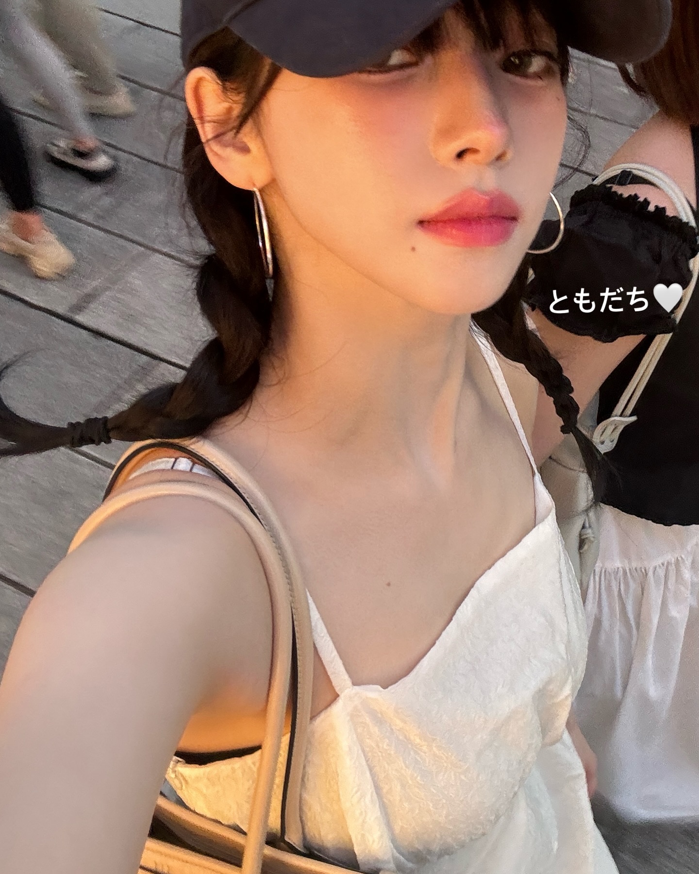 어떤 점이 제일 좋아? 매력점 스팟4

더이상 가려야 할 단점이 아닌 매력포인트로 떠오른 점! 장점인 부위에 매력을 더해줄❤️매력점 스팟@4 함께 알아볼까요?

1. 눈가 점
미인점 시술 건수가 가장 많은 부위 눈가 점! 눈가 점은 어쩐지 도도하고, 오묘한 분위기의 매력을 더해줍니다.

2. 볼 점
볼 점은 사랑스러운 매력을 한 층 돋보이게 해주며 얼굴 여백을 줄여주는 효과가 있어요.

3. 입가 점
입술이 매력적이라면 추천하는 입가 점. 입가 점은 마주하는 상대가 나도 모르게 시선이 자꾸만 도톰한 입술에 머물게 하는 치명적인 매력이 있죠!

4. 코 점
콧대가 날렵해 보이고, 시선이 코에 머물게하여 전체적인 이목구비가 더욱 또렷해보이는 효과가 있어요. 이미지