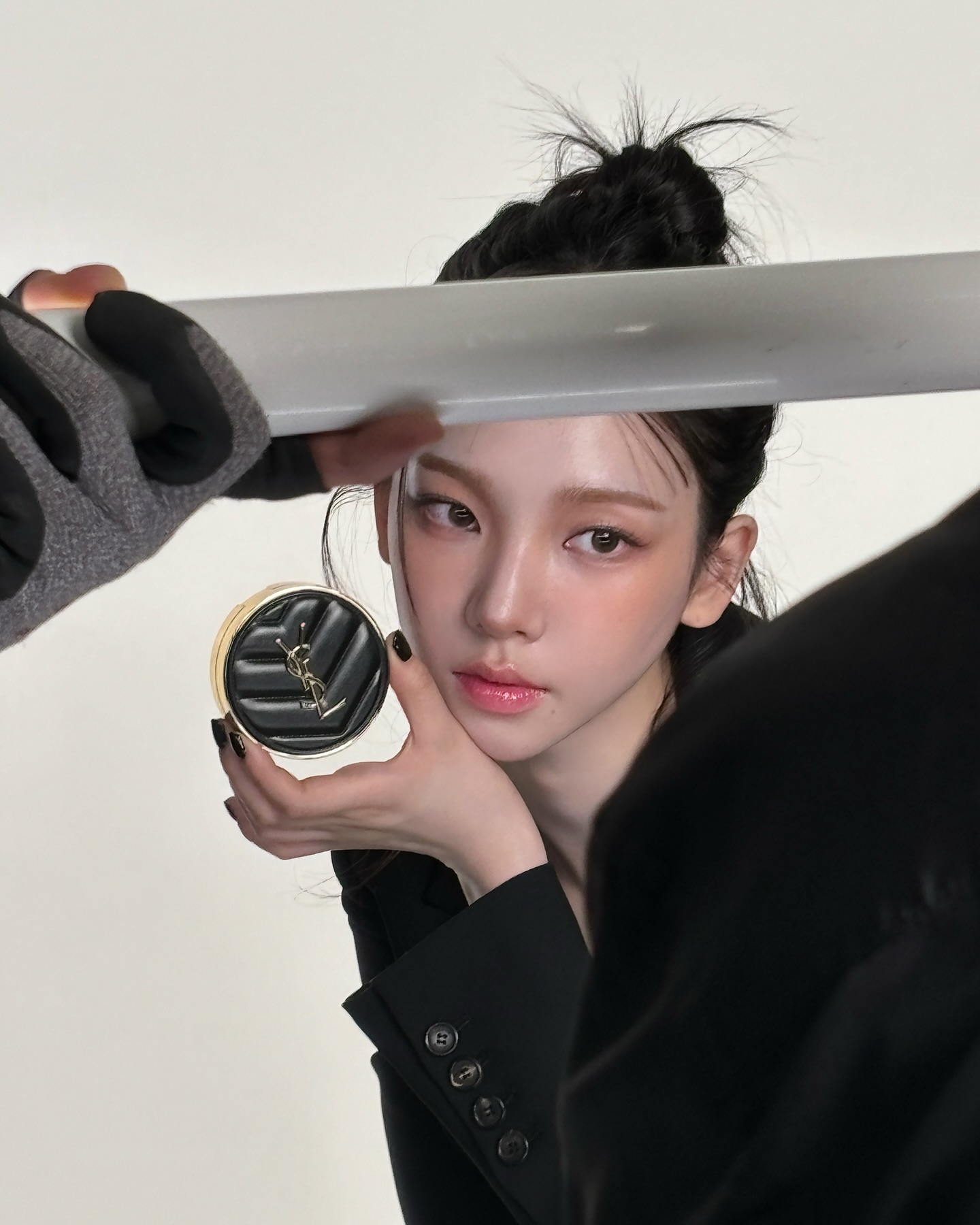 팩트가 원래 저렇게 큰거였나..?🤔
카리나 입생로랑 뷰티 화보현장❤️🖤 이미지