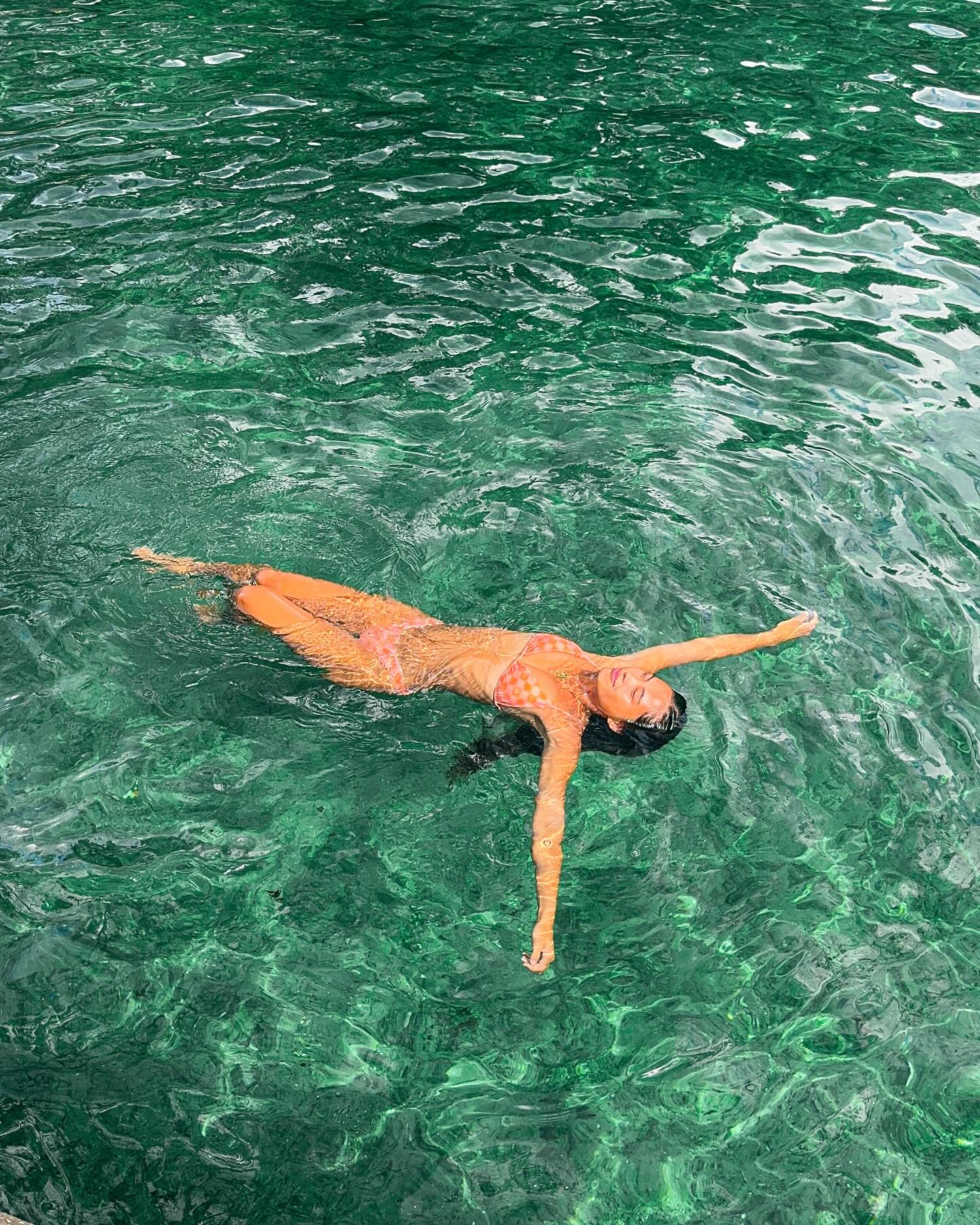 휴가 가서 찍기 좋은 사진 모음🏝️
이번 여행에서 인스타에 올리기 좋은 인생샷 건져 @따라하자🍉

1. 선크림으로 스마일 뒤태샷
강한 햇빛 아래에서 선크림은 필수죠. 선크림으로 등이나 어깨에 귀여운 스마일을 그리고 찍는 뒤태샷을 남겨보세요. 크로아티아에서 휴가를 즐기는 배우 조수민의 인스타그램에서도 확인할 수 있었던 인증샷입니다. 

2. 모래밭에서 그림자샷
흔한 그림자샷은 NO! 수영복과 조개로 장식한 특별한 그림자샷을 찍어보세요. 검은 그림자에 수영복 컬러가 강조되고 영상처럼 조개 스커트를 만들어 입은 것 같은 느낌도 연출할 수 있습니다. 

3. 조개 자랑샷
바닷가에서 예쁜 조개들을 모아 허벅지 위에 가지런히 올려놓고 찍는 인증샷은 독특하면서도 아름다운 추억을 담을 수 있는 방법이에요. 

4. 요시고샷
에메랄드빛 투명한 바다에서 둥둥 떠있는 사진을 찍어보세요! 유명 사진작가 요시고의 대표 작품과 비슷한 무드를 낼 수 있어 인기입니다. 

5. 비키니 입고 하늘샷
바다와 함께 찍는 비키니샷은 흔하죠? 조금 더 특별한 사진을 원한다면, 파란 하늘을 배경으로 아래에서 위로 찍어보는 건 어떨까요? 시원한 하늘과 함께라면 더욱 청량하고 아름다운 인생샷을 건질 수 있답니다.  이미지7