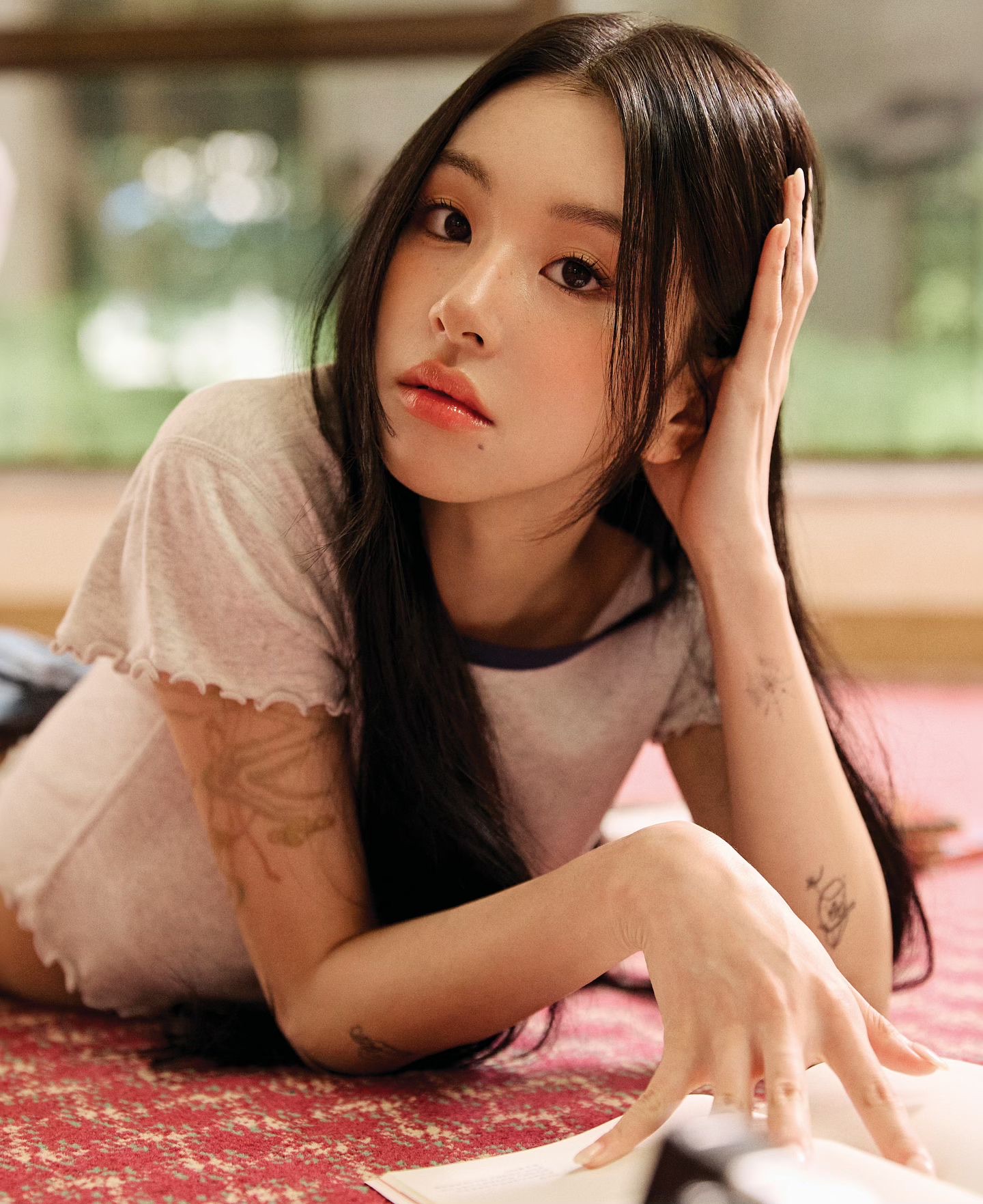 점까지 탐나는 셀럽들의 매력점🖤
요즘은 드러내는 게 대세! 자꾸만 시선이 가는 미인점 위치📍✨

1. 카리나, 채영: 입술 근처점
입술 근처에 있는 점은 입술로 시선이 가게 만들어 포인트가 되면서 이미지로는 퇴폐적이고 관능적인 매력을 더해 독보적인 아우라를 연출해 주는 위치입니다. 또 턱 위치에서 여백을 채워주기 때문에 턱이 갸름해 보이는 효과도 있습니다. 

2. 장원영, 김유정: 눈 밑점
예전에는 눈밑점을 눈물점이라고 해서 눈물을 흘릴 일이 많다고 해 일부러 없애는 경우도 많았습니다. 하지만 최근에는 이런 눈밑점이 미인점으로 급부상하며 다양한 매력을 더해주고 있는데요. 신비로운 눈빛에 점이 더해져 아련한 매력이 느껴져 인기가 많은 위치입니다. 

3. 한소희, 신예은: 코점
코점은 고소영, 김희선, 전지현 등 대표적인 미인들의 매력점으로 알려져 있습니다. 코점은 도도하면서 우아한 분위기를 더해주고 얼굴 가운데에서 시선을 집중시키며, 코선을 강조해 콧대를 예뻐 보이게 하는 효과가 있습니다. 또 관상학적으로도 재물과 인기를 모을 수 있는 점으로 꼽힙니다. 

4. 아이유, 윈터: 볼점
볼은 얼굴에서 가장 여백이 많은 부위로 볼에 점이 있으면 여백을 채워줘서 중안부가 짧아 보이고 더 갸름해 보이는 효과가 있습니다. 또 메이크업에 따라 새침하고 도도한 매력부터 귀여운 매력을 준다는 특징이 있습니다. 

5. 제니, 슬기: 눈썹 밑점
눈썹 아래 점은 눈가로 시선을 모아 인상에 또렷함이 생기는 효과가 있습니다. 시선이 눈으로 쏠리면서 눈매가 더 깊어 보이고 우아한 이미지를 느끼게 해 주죠. 슬기의 매력적인 무쌍 눈과 제니의 고양이 눈매를 강조하는 역할을 합니다.  이미지