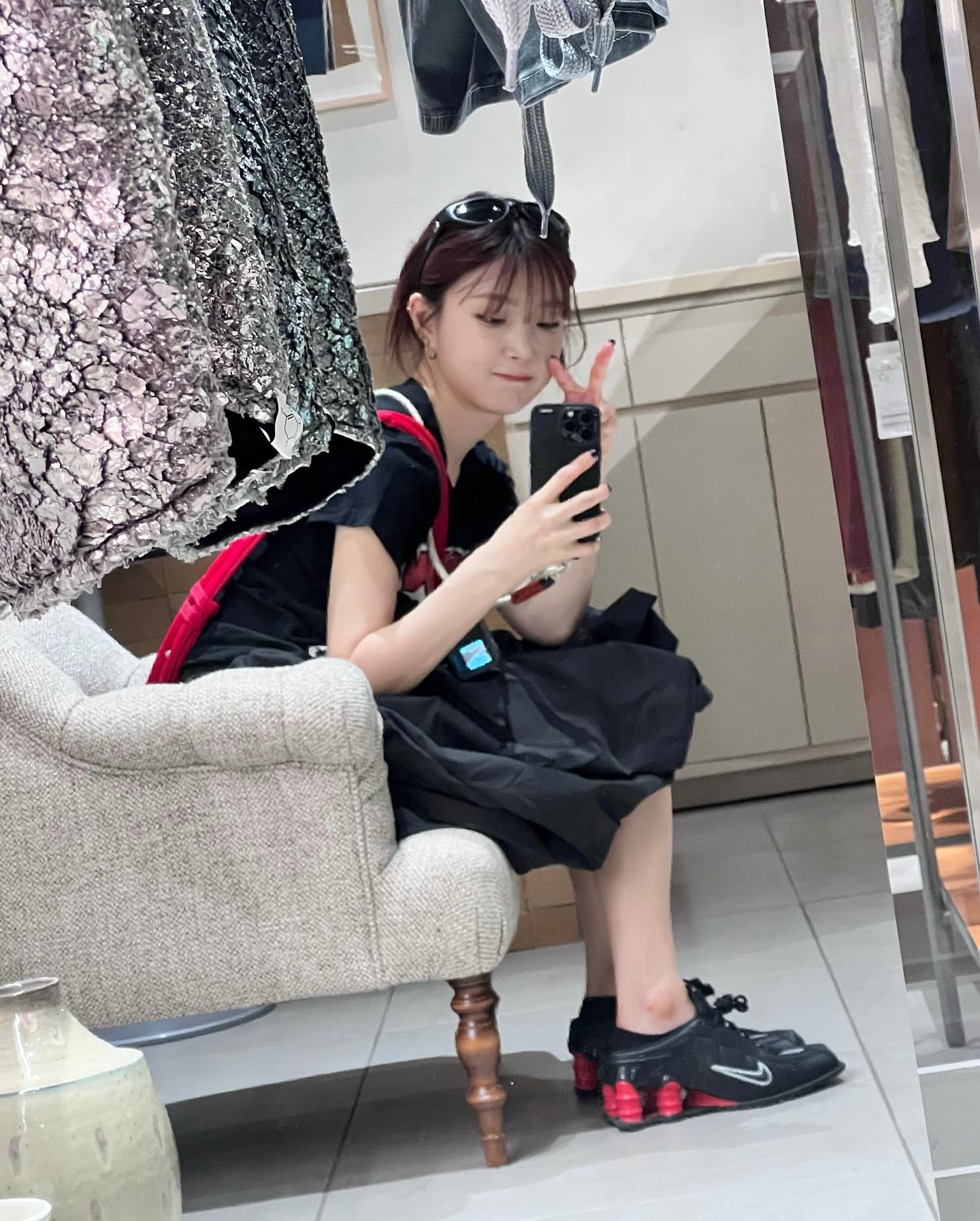 셀럽들의 특별 발끝 포인트❤️🖤
나이키 x 마틴 로즈 샥스 MR4 블랙👟🏷️가격은 23만 9천 원 이미지