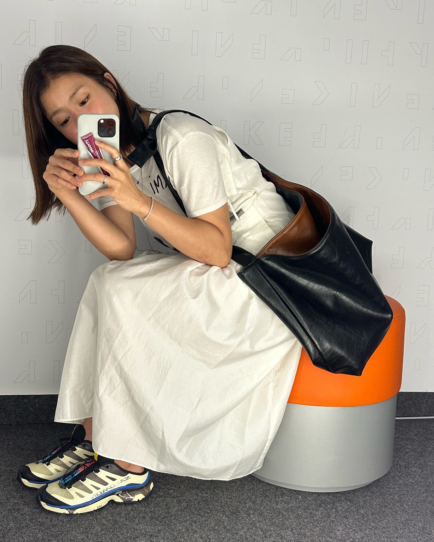 셀럽들은 살로몬 운동화 신는다👟
새로운 포인트 운동화를 찾는다면 셀럽들 발끝을 주목하세요🔍

1. 주지아 - 살로몬 XT-6 블랙 팔콘, 26만 원.

2. 강민경 - 살로몬 X-Alp LTR 퓨터 빈티지 카키, 29만 원.

3. 윤승아 - 살로몬 x 샌디 리앙 스피드크로스 3 리본, 24만 원.

4. 이효리 - 살로몬 X 울트라 360 GTX 블랙 마그넷 콰이어트쉐이드, 23만 원.

5. 박소담 - 살로몬 x MM6 메종 마르지엘라 XT-4 뮬 블랙, 58만 8천 원.

6. 이시영 - 살로몬 x MM6 메종 마르지엘라 XT-4 뮬 트랜스패런트 옐로우 셰일, 58만 8천 원.

7. 이청아 - 살로몬 XT-4 OG 카본 셀라돈 그린, 28만 원.

8. 엄지원 - 살로몬 XA 프로 3D 바닐라 아이스, 22만 5천 원. 이미지6