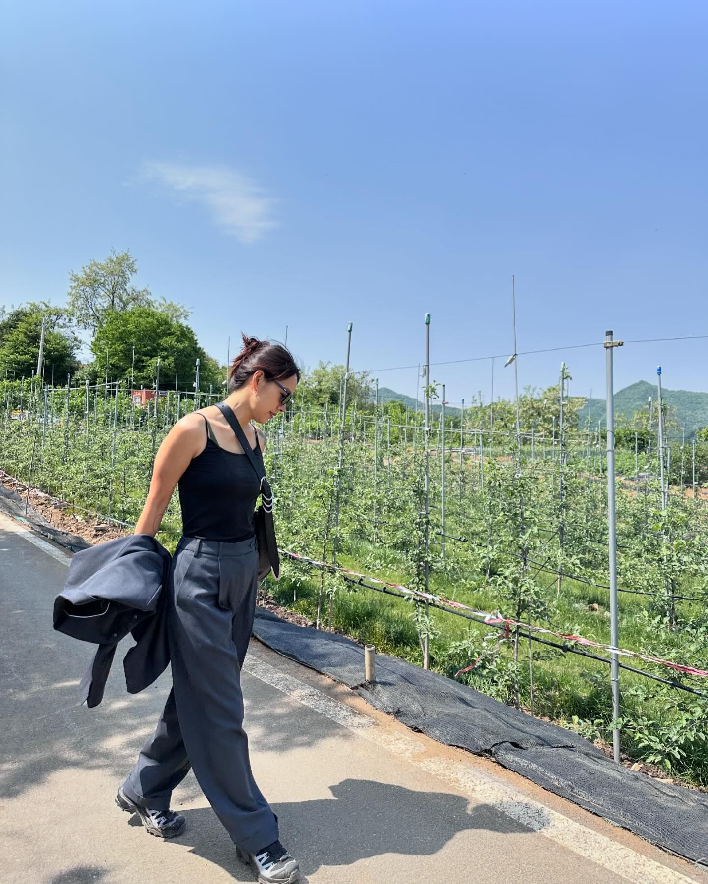 셀럽들은 살로몬 운동화 신는다👟
새로운 포인트 운동화를 찾는다면 셀럽들 발끝을 주목하세요🔍

1. 주지아 - 살로몬 XT-6 블랙 팔콘, 26만 원.

2. 강민경 - 살로몬 X-Alp LTR 퓨터 빈티지 카키, 29만 원.

3. 윤승아 - 살로몬 x 샌디 리앙 스피드크로스 3 리본, 24만 원.

4. 이효리 - 살로몬 X 울트라 360 GTX 블랙 마그넷 콰이어트쉐이드, 23만 원.

5. 박소담 - 살로몬 x MM6 메종 마르지엘라 XT-4 뮬 블랙, 58만 8천 원.

6. 이시영 - 살로몬 x MM6 메종 마르지엘라 XT-4 뮬 트랜스패런트 옐로우 셰일, 58만 8천 원.

7. 이청아 - 살로몬 XT-4 OG 카본 셀라돈 그린, 28만 원.

8. 엄지원 - 살로몬 XA 프로 3D 바닐라 아이스, 22만 5천 원. 이미지