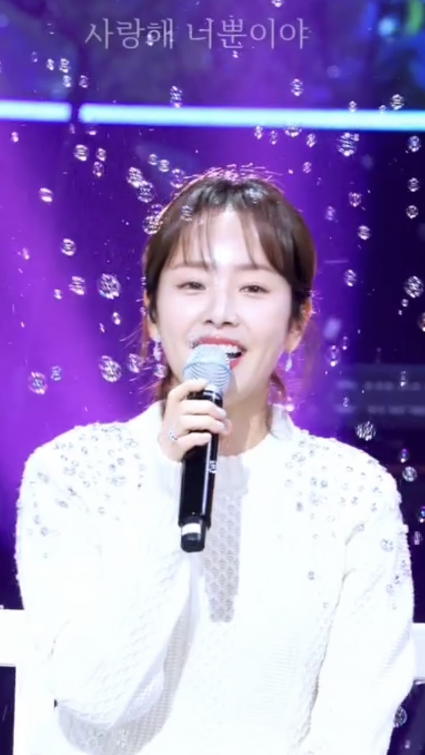 듀엣 너무 잘 어울려 뭐야뭐야👩🏻‍❤️‍👨🏻🫧  오늘(8일) 열애를 공식적으로 인정하며 공개 연애를 시작한 최정훈과 한지민. 두 사람의 인연이 시작된 '더 시즌즈-최정훈의 밤의 공원'에서 한지민과 최정훈은 당시 잔나비의 ‘가을밤에 든 생각’과 10cm의 ‘봄 투 러브’를 듀엣으로 불렀는데요. 열애 소식이 밝혀지면서 서로의 눈을 맞추며 무대를 펼쳤던 ‘밤의 공원’ 영상이 다시 재조명되고 있습니다. 이미지