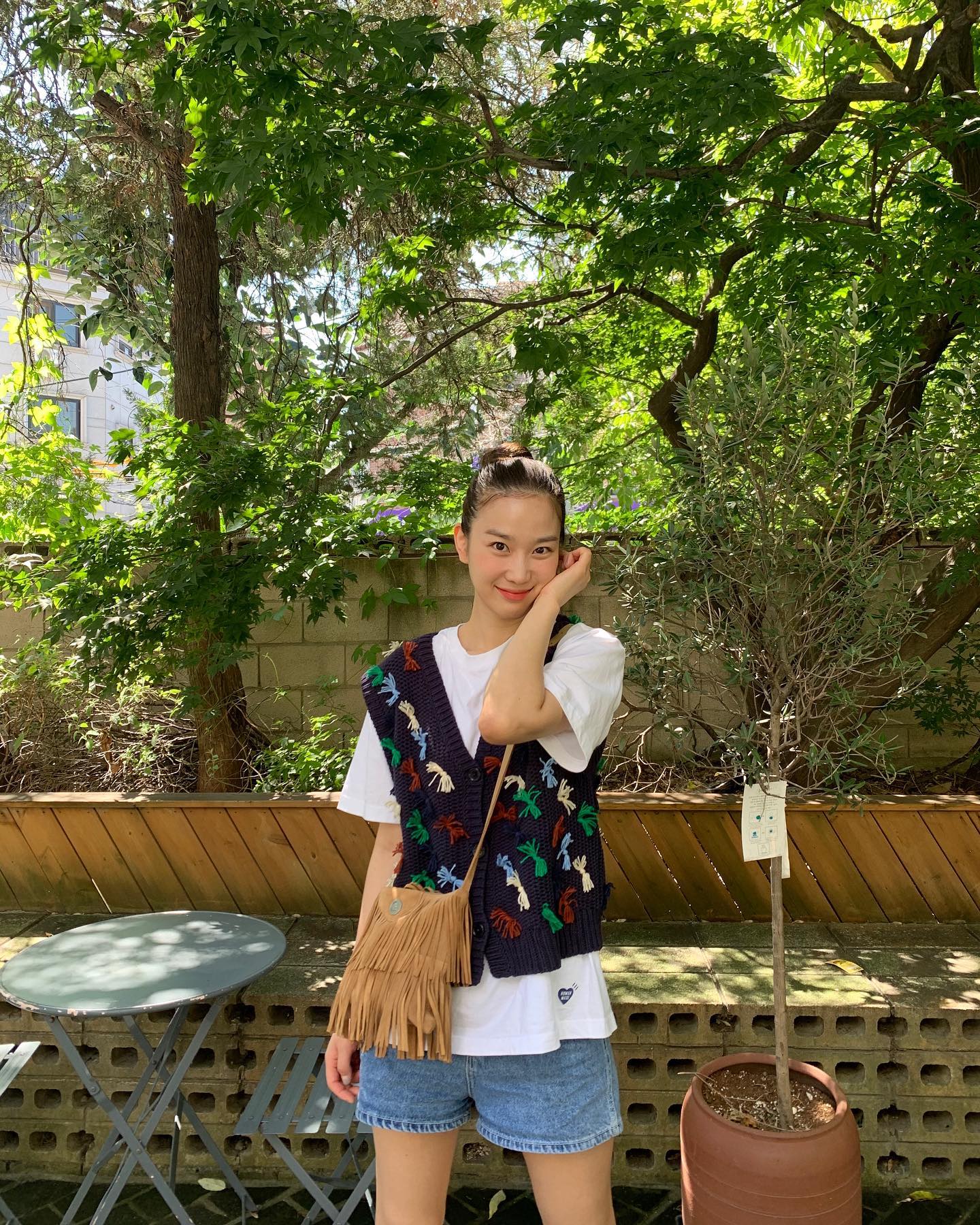 올백머리가 찰떡인 희령언니🖤
질끈 묶은 똥머리 + 박시한 핏의 반팔티로 여름 스타일링 완성하기✅ 이미지4