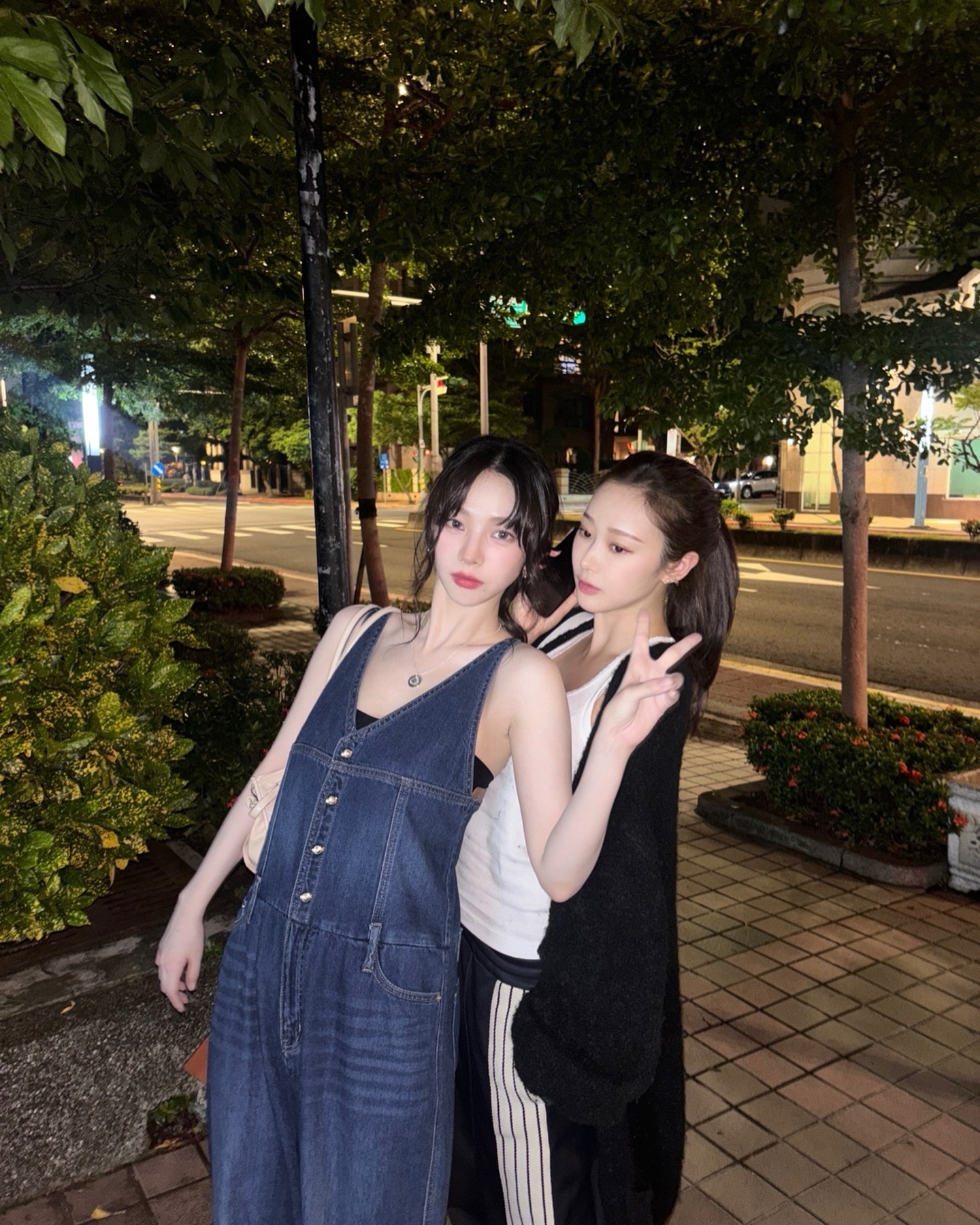 코디가 귀찮을 땐💚오버롤 스타일
나시 + 오버롤 조합으로 여름 무드 한가득🍃🌊 이미지