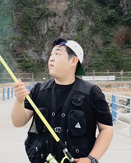 가방 대신 유틸리티 조끼🦺

한 장의 티셔츠 위에 유틸리티 조끼를 걸치는 순간, 무드는 완전히 달라집니다. 화이트나 블랙 기본 티에 올리브, 카키, 블랙 컬러의 베스트를 매치하면 군더더기 없는 스트릿 무드가 완성되죠. 루즈핏 티셔츠와 조합하면 한층 시원하고 여유로운 실루엣을 즐길 수 있습니다.

버킷햇, 볼캡, 선글라스, 크로스백 같은 액세서리를 더하면 캠핑과 페스티벌 감성이 자연스럽게 녹아들어, 도심 속에서도 아웃도어 무드를 연출할 수 있습니다. 이미지7