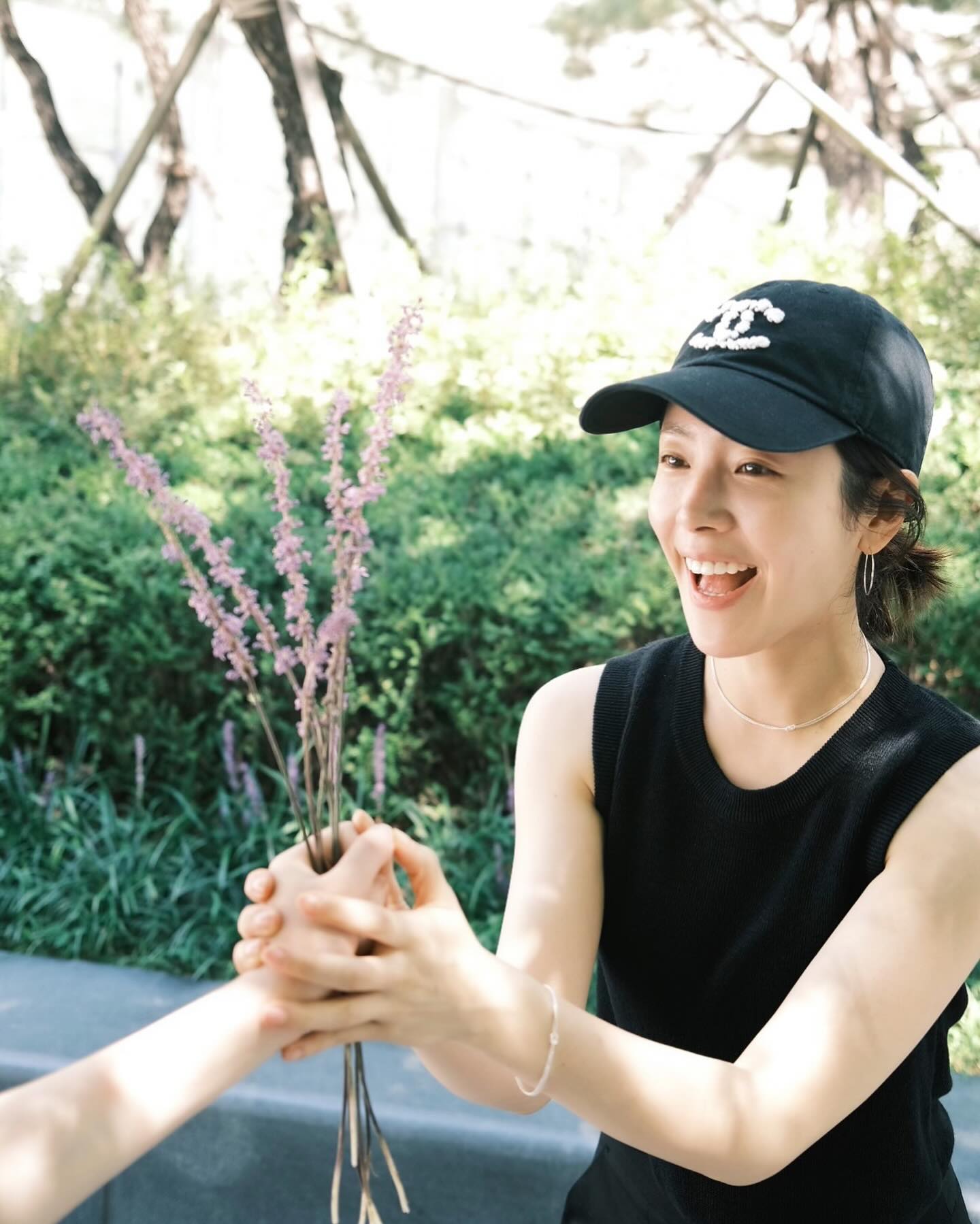 모자를 활용한 한지민의 여친룩🤍 이미지"