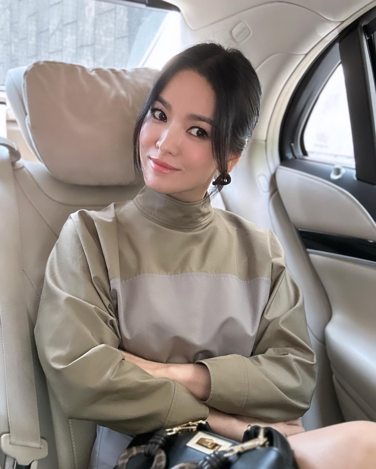 스모키 화장도 찰떡인 송혜교✨🖤

송혜교가 오늘(8일) 홍콩 캔톤로드에 위치한 펜디의 새로운 매장에 방문했습니다. 송혜교는 지난 2021년부터 한국 배우 최초로 펜디 공식 앰버서더로 선정되어 현재까지 활동 중인데요. 이번 행사에서 펜디 2024 가을-겨울 컬렉션인 카키색 원피스를 입고 스모키 화장을 한 송혜교는 우아하면서도 시크한 매력을 자랑해 시선을 모았습니다. 이미지2