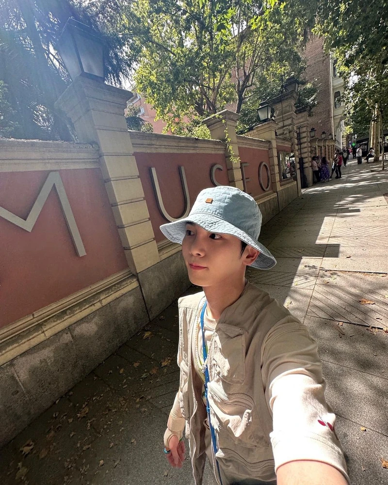 가방 대신 유틸리티 조끼🦺
한 장의 티셔츠 위에 유틸리티 조끼를 걸치는 순간, 무드는 완전히 달라집니다. 화이트나 블랙 기본 티에 올리브, 카키, 블랙 컬러의 베스트를 매치하면 군더더기 없는 스트릿 무드가 완성되죠. 루즈핏 티셔츠와 조합하면 한층 시원하고 여유로운 실루엣을 즐길 수 있습니다.
버킷햇, 볼캡, 선글라스, 크로스백 같은 액세서리를 더하면 캠핑과 페스티벌 감성이 자연스럽게 녹아들어, 도심 속에서도 아웃도어 무드를 연출할 수 있습니다. 이미지1
