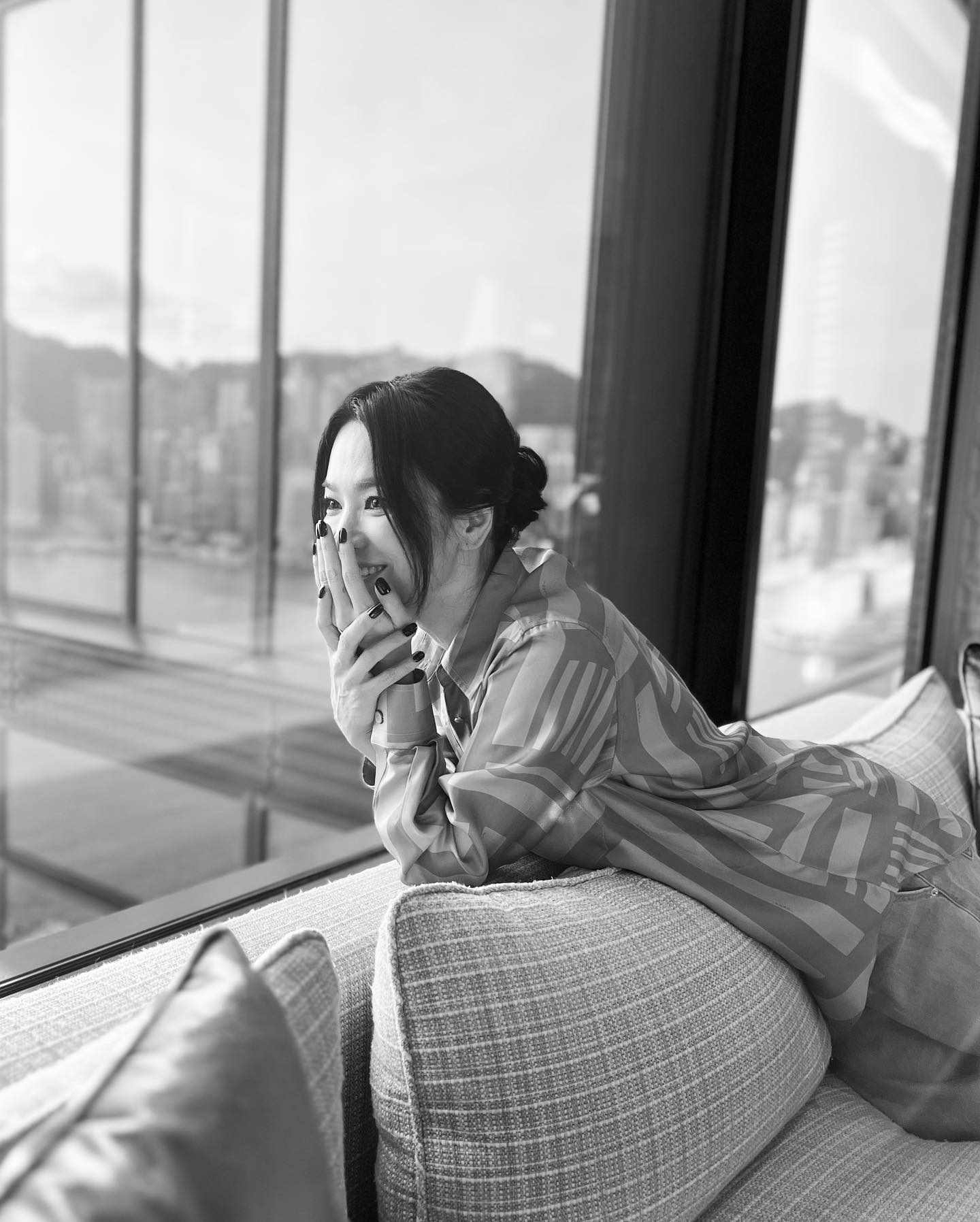 스모키 화장도 찰떡인 송혜교✨🖤

송혜교가 오늘(8일) 홍콩 캔톤로드에 위치한 펜디의 새로운 매장에 방문했습니다. 송혜교는 지난 2021년부터 한국 배우 최초로 펜디 공식 앰버서더로 선정되어 현재까지 활동 중인데요. 이번 행사에서 펜디 2024 가을-겨울 컬렉션인 카키색 원피스를 입고 스모키 화장을 한 송혜교는 우아하면서도 시크한 매력을 자랑해 시선을 모았습니다. 이미지9