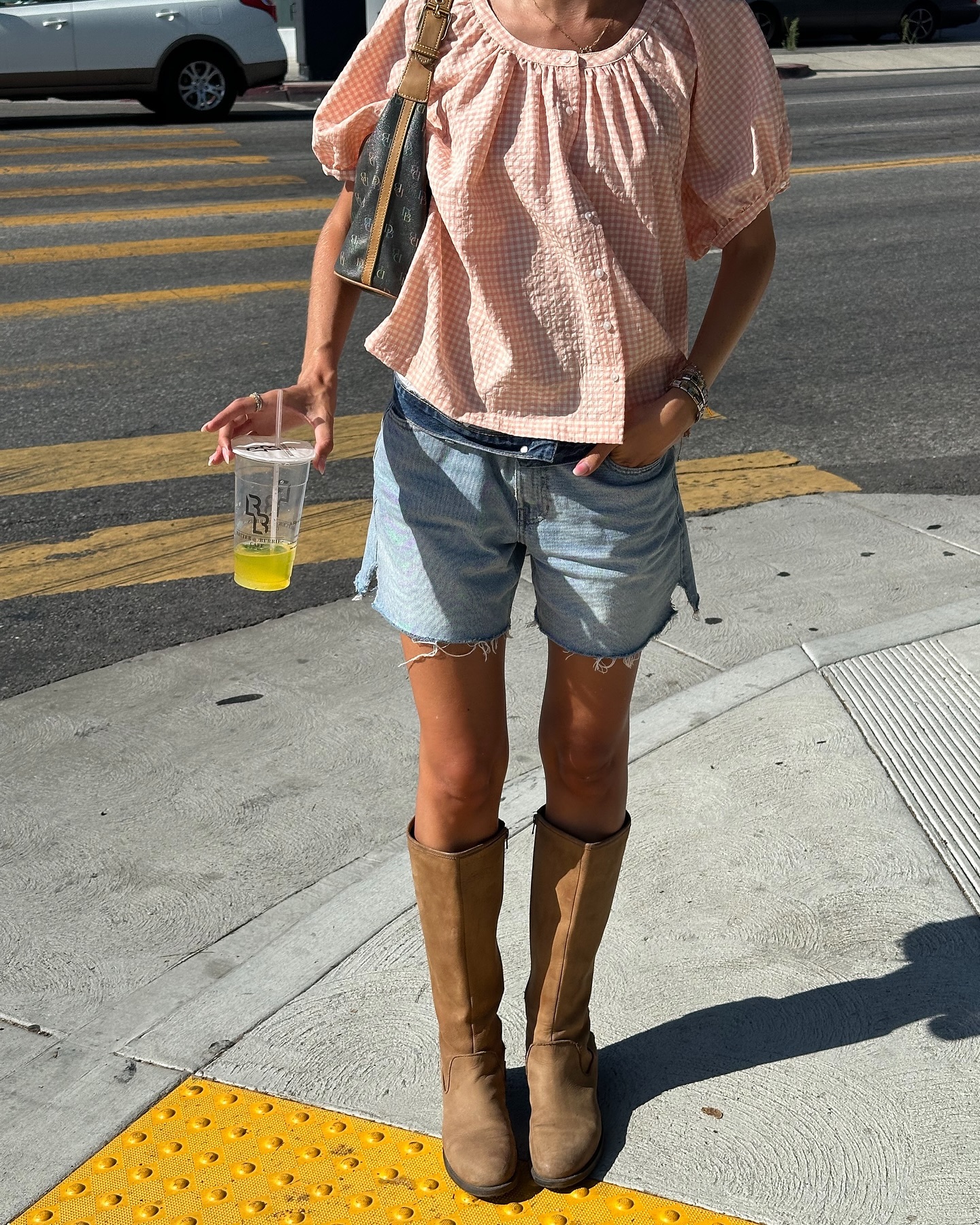 숏데님엔 롱부츠로 힙한 여름룩💙👢 이미지