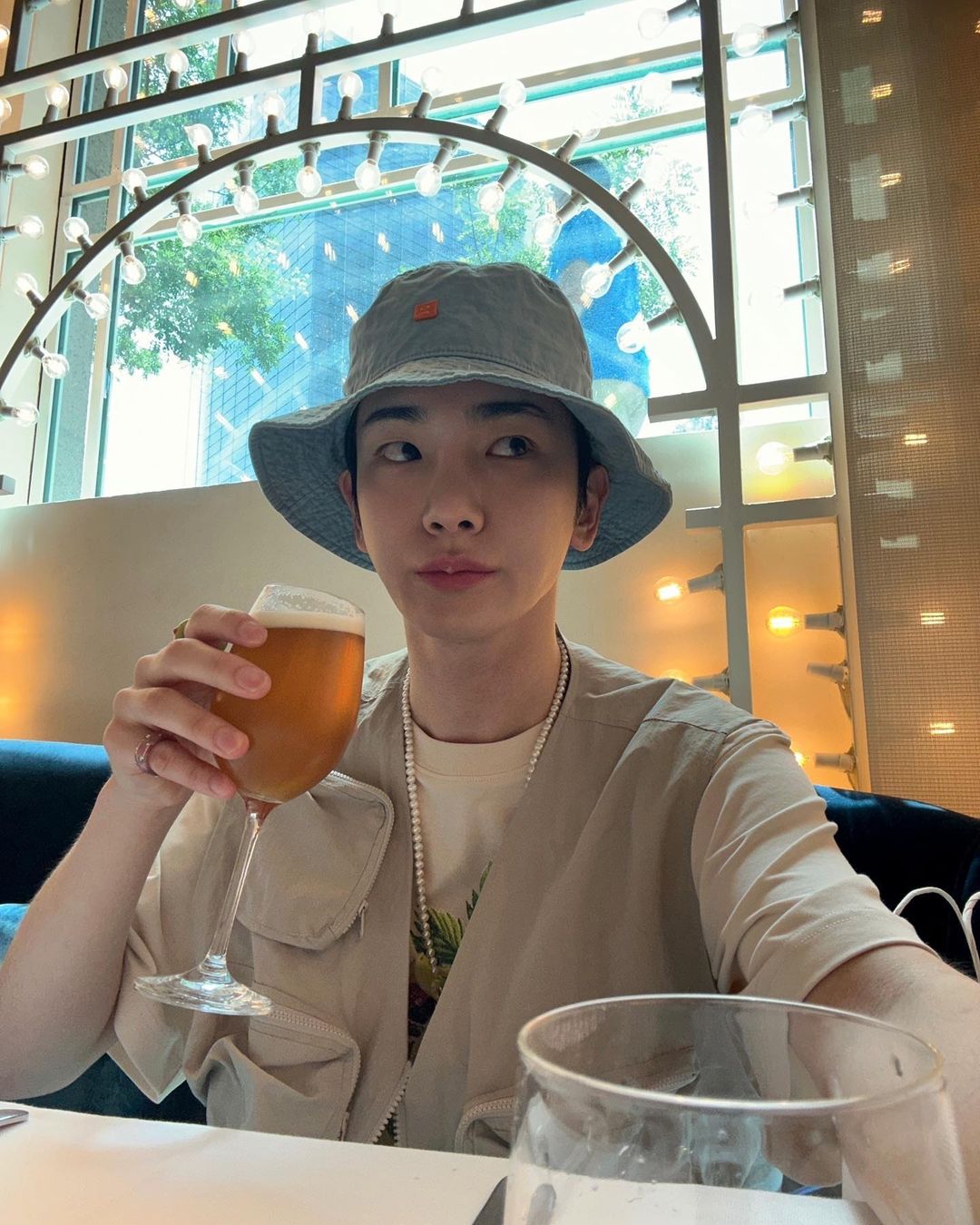 가방 대신 유틸리티 조끼🦺

한 장의 티셔츠 위에 유틸리티 조끼를 걸치는 순간, 무드는 완전히 달라집니다. 화이트나 블랙 기본 티에 올리브, 카키, 블랙 컬러의 베스트를 매치하면 군더더기 없는 스트릿 무드가 완성되죠. 루즈핏 티셔츠와 조합하면 한층 시원하고 여유로운 실루엣을 즐길 수 있습니다.

버킷햇, 볼캡, 선글라스, 크로스백 같은 액세서리를 더하면 캠핑과 페스티벌 감성이 자연스럽게 녹아들어, 도심 속에서도 아웃도어 무드를 연출할 수 있습니다. 이미지6