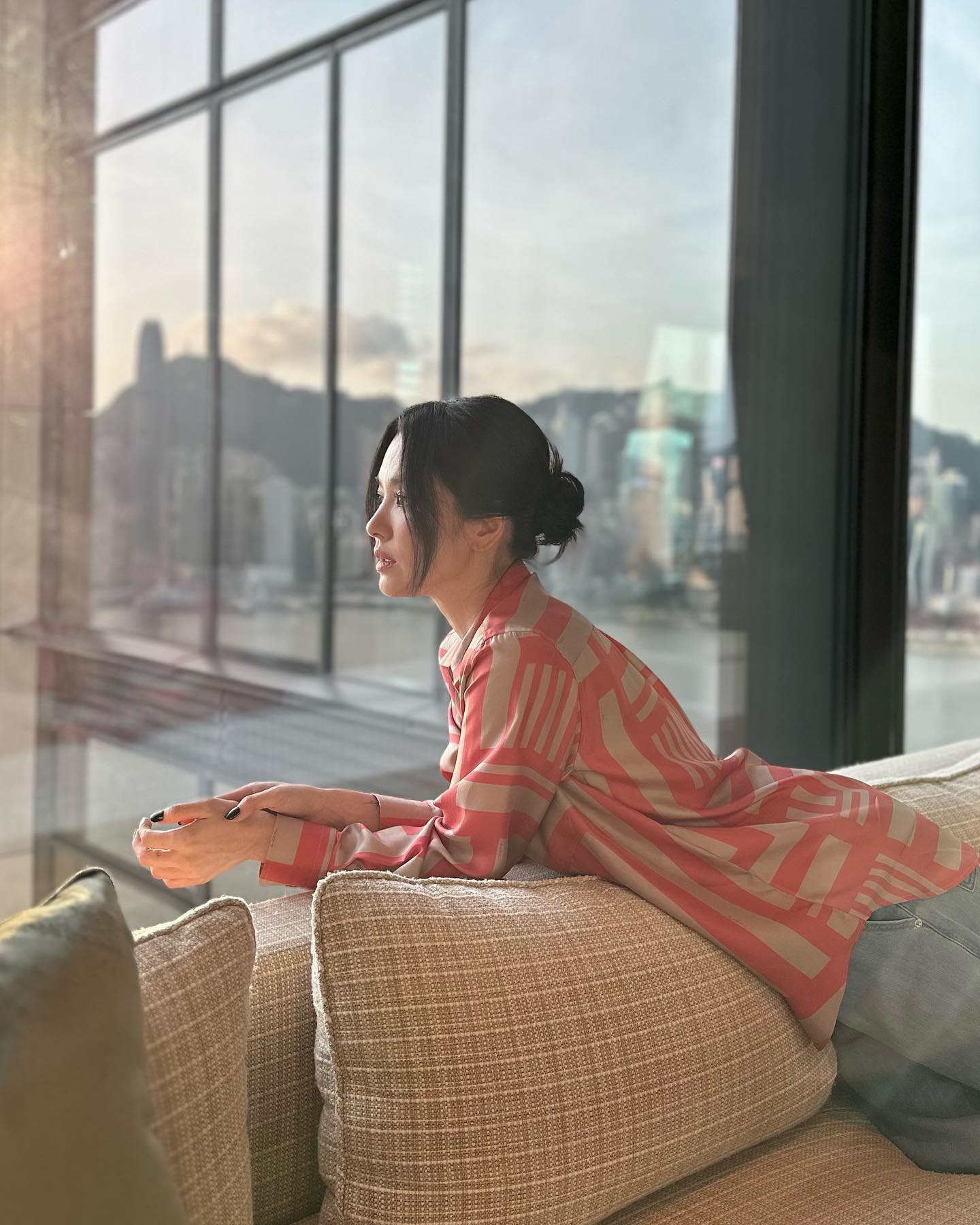 스모키 화장도 찰떡인 송혜교✨🖤

송혜교가 오늘(8일) 홍콩 캔톤로드에 위치한 펜디의 새로운 매장에 방문했습니다. 송혜교는 지난 2021년부터 한국 배우 최초로 펜디 공식 앰버서더로 선정되어 현재까지 활동 중인데요. 이번 행사에서 펜디 2024 가을-겨울 컬렉션인 카키색 원피스를 입고 스모키 화장을 한 송혜교는 우아하면서도 시크한 매력을 자랑해 시선을 모았습니다. 이미지7