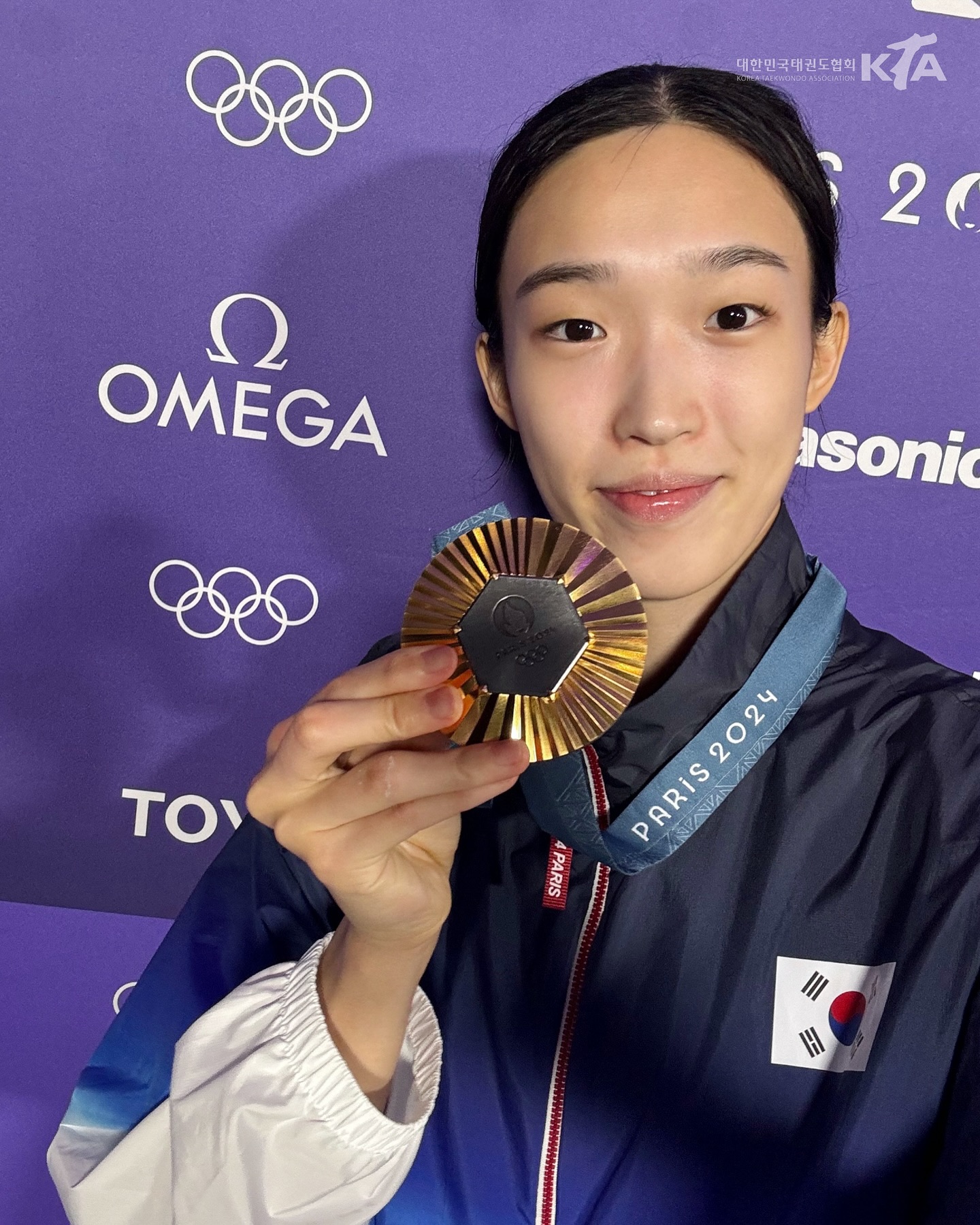 금빛 발차기 가보자고!🥋🏅

김유진과 박태준 선수의 활약으로 이틀 연속 금메달 획득에 성공한 한국 태권도. 김유진과 박태준은 2008 베이징 대회 이후 16년 만에 금메달을 가져다줬는데요. 이들의 금빛 기운을 이어받아 세계 랭킹 4위 서건우와 이다빈이 또 하나의 메달을 추가할 수 있을지 기대가 모아지고 있습니다. 한편, 서건우 선수의 16강 경기는 오늘 오후 4시 21분에 진행됩니다. 이미지