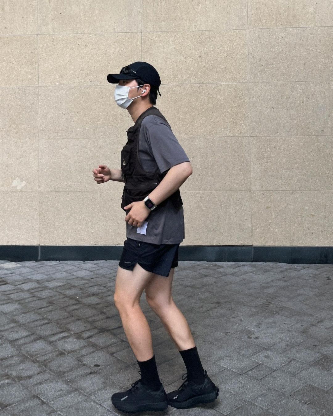 가방 대신 유틸리티 조끼🦺

한 장의 티셔츠 위에 유틸리티 조끼를 걸치는 순간, 무드는 완전히 달라집니다. 화이트나 블랙 기본 티에 올리브, 카키, 블랙 컬러의 베스트를 매치하면 군더더기 없는 스트릿 무드가 완성되죠. 루즈핏 티셔츠와 조합하면 한층 시원하고 여유로운 실루엣을 즐길 수 있습니다.

버킷햇, 볼캡, 선글라스, 크로스백 같은 액세서리를 더하면 캠핑과 페스티벌 감성이 자연스럽게 녹아들어, 도심 속에서도 아웃도어 무드를 연출할 수 있습니다. 이미지3