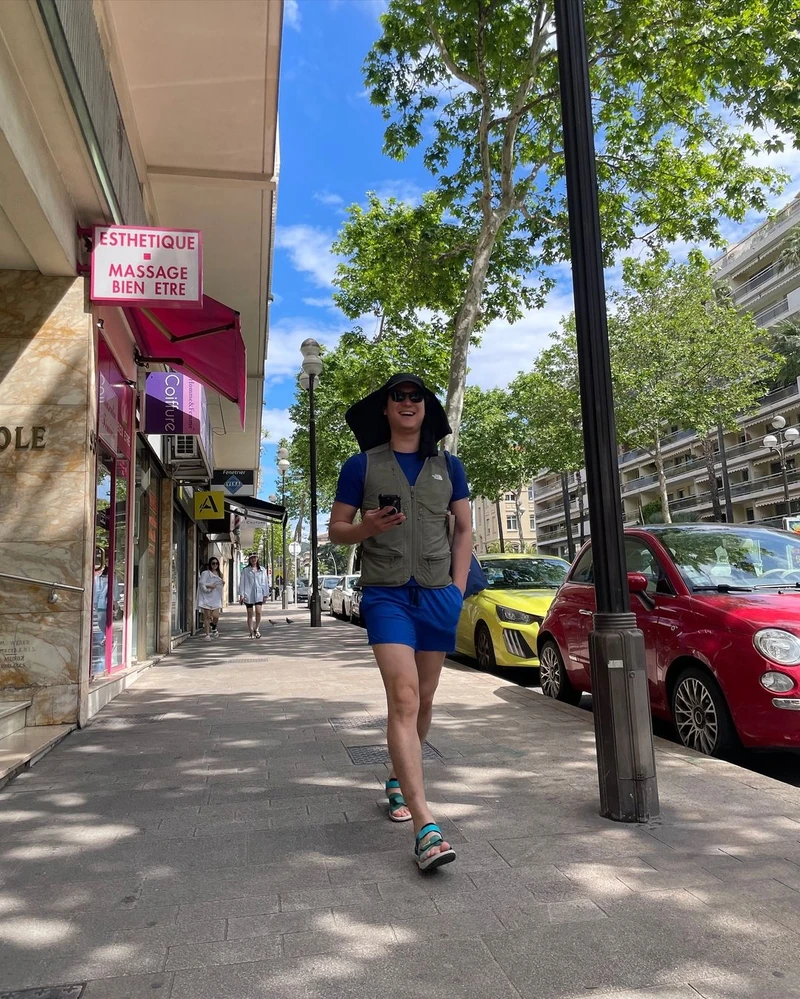 가방 대신 유틸리티 조끼🦺
한 장의 티셔츠 위에 유틸리티 조끼를 걸치는 순간, 무드는 완전히 달라집니다. 화이트나 블랙 기본 티에 올리브, 카키, 블랙 컬러의 베스트를 매치하면 군더더기 없는 스트릿 무드가 완성되죠. 루즈핏 티셔츠와 조합하면 한층 시원하고 여유로운 실루엣을 즐길 수 있습니다.
버킷햇, 볼캡, 선글라스, 크로스백 같은 액세서리를 더하면 캠핑과 페스티벌 감성이 자연스럽게 녹아들어, 도심 속에서도 아웃도어 무드를 연출할 수 있습니다. 이미지2