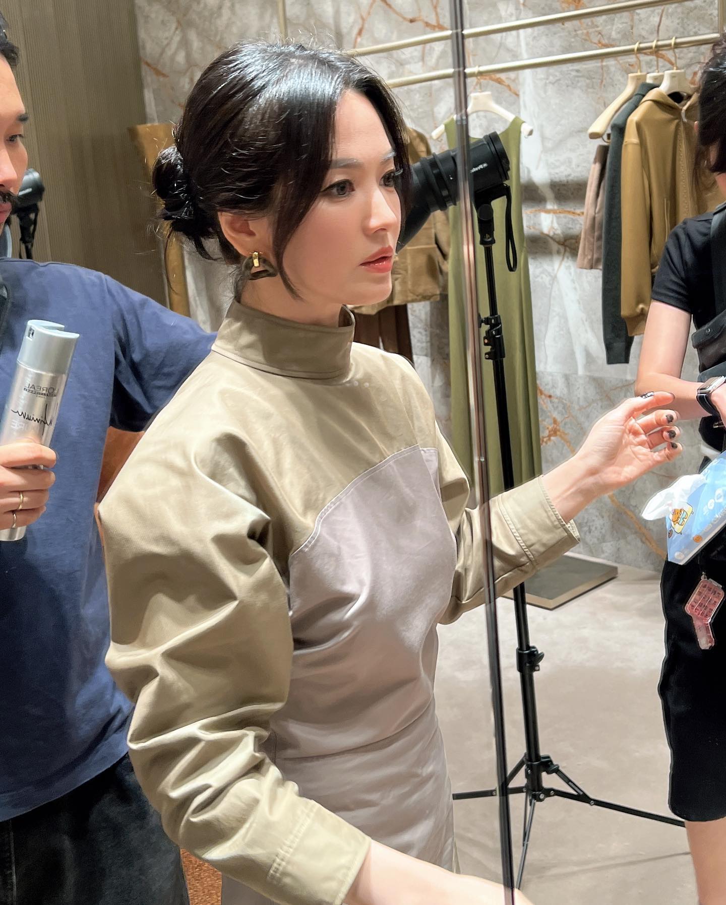 스모키 화장도 찰떡인 송혜교✨🖤

송혜교가 오늘(8일) 홍콩 캔톤로드에 위치한 펜디의 새로운 매장에 방문했습니다. 송혜교는 지난 2021년부터 한국 배우 최초로 펜디 공식 앰버서더로 선정되어 현재까지 활동 중인데요. 이번 행사에서 펜디 2024 가을-겨울 컬렉션인 카키색 원피스를 입고 스모키 화장을 한 송혜교는 우아하면서도 시크한 매력을 자랑해 시선을 모았습니다. 이미지4