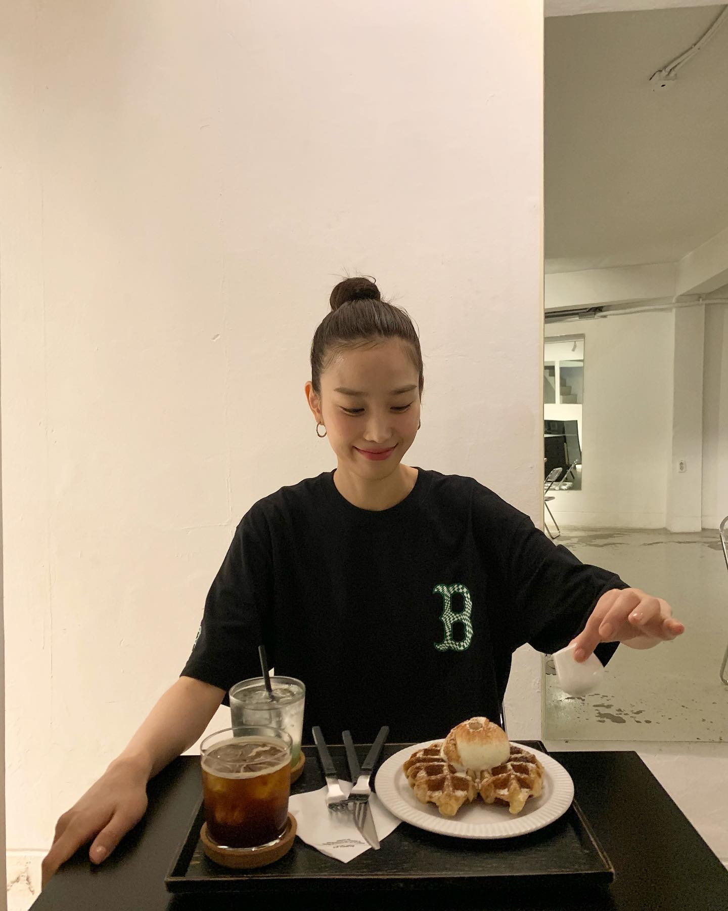 올백머리가 찰떡인 희령언니🖤
질끈 묶은 똥머리 + 박시한 핏의 반팔티로 여름 스타일링 완성하기✅ 이미지6