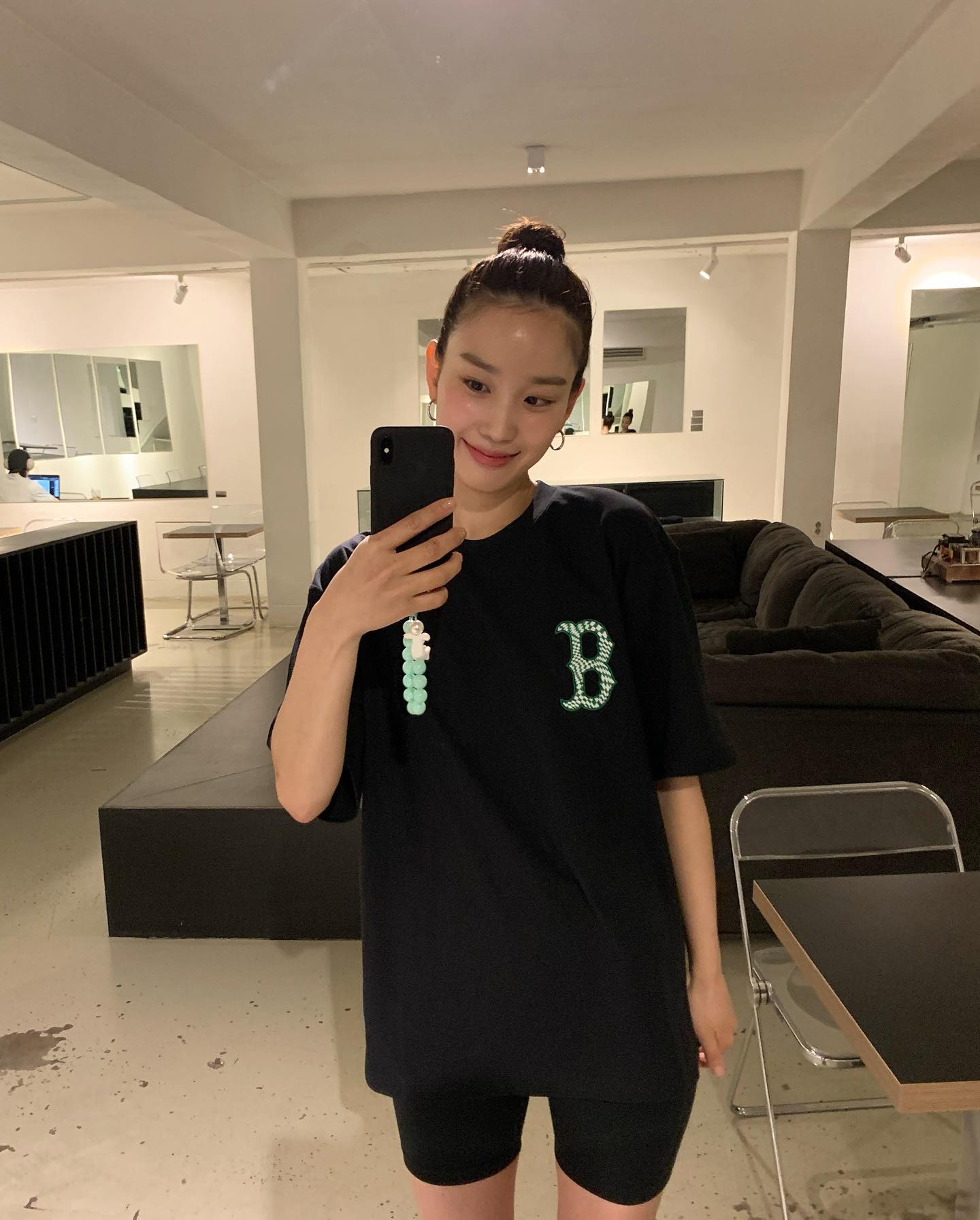 올백머리가 찰떡인 희령언니🖤
질끈 묶은 똥머리 + 박시한 핏의 반팔티로 여름 스타일링 완성하기✅ 이미지8