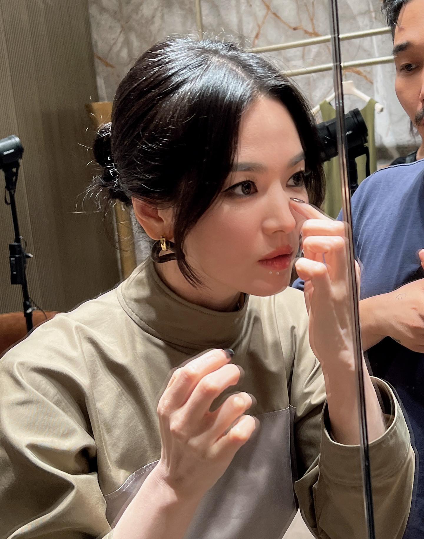 스모키 화장도 찰떡인 송혜교✨🖤

송혜교가 오늘(8일) 홍콩 캔톤로드에 위치한 펜디의 새로운 매장에 방문했습니다. 송혜교는 지난 2021년부터 한국 배우 최초로 펜디 공식 앰버서더로 선정되어 현재까지 활동 중인데요. 이번 행사에서 펜디 2024 가을-겨울 컬렉션인 카키색 원피스를 입고 스모키 화장을 한 송혜교는 우아하면서도 시크한 매력을 자랑해 시선을 모았습니다. 이미지3