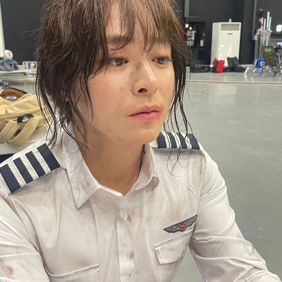 거미도 인정한 여장 조정석🤭

영화 ‘파일럿’이 300만 돌파 기념으로 한정미 분장을 한 조정석의 셀카를 공개했습니다. ‘파일럿’은 지난 9일부터 11일까지 주말 동안 72만 명을 동원하며 누적 관객 수 302만 9천 명을 기록했는데요. 올여름 개봉 영화 중 최단 기간 손익분기점을 통과하고, 12일 연속 박스오피스 1위에 오른데 이어 300만 관객을 돌파하며 ‘파묘’, ‘범죄도시4’를 잇는 2024년 한국 영화 흥행작으로 등극했습니다. 이미지2