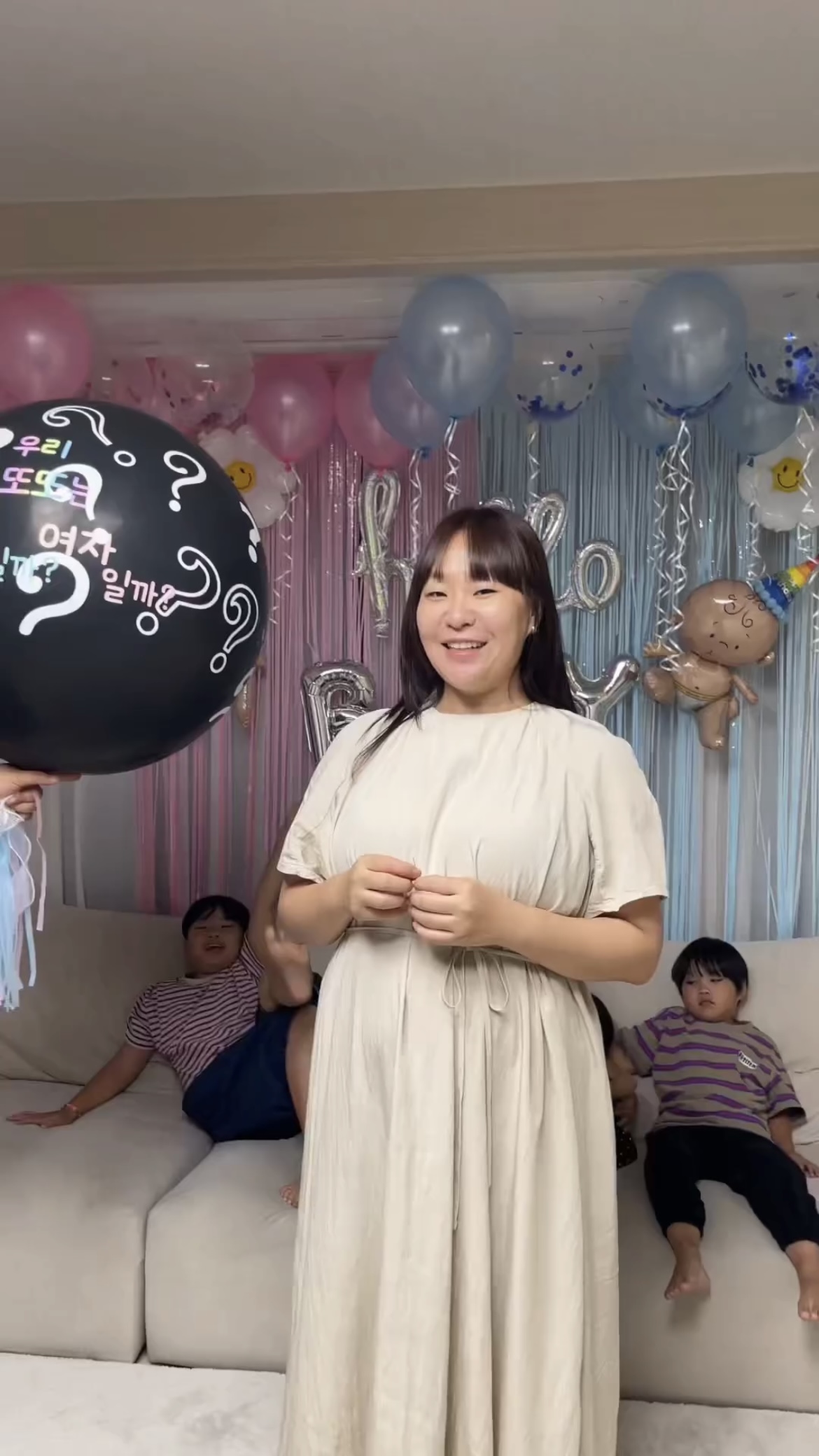 정주리 오형제 엄마됐다👼🏻🩵

정주리가 다섯째 아이의 성별을 공개했습니다. 정주리는 자신의 SNS에 “우리 또또 성별을 공개합니다!”라며 영상을 게재했는데요. 태아 성별을 공개하는 풍선을 터뜨리자 아들을 상징하는 파란색 꽃가루가 쏟아졌고, 정주리는 “아들”이라고 외치며 기뻐했죠. 이를 본 이용진은 “농구팀 가능”, 심진화는 "독수리 5형제도 한 명은 여자인데"라고 댓글을 남겨 웃음을 자아냈습니다. 이미지
