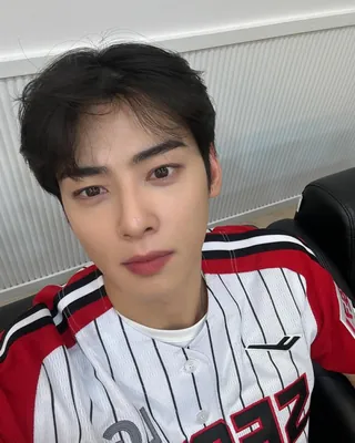 그냥 요정 맞으세요@차은우⚾️❤️
지난 11일 NC다이노스와 LG트윈스의 경기에서 시구자로 오른 차은우. 마운드 위에 선 차은우는 다부진 체격과 비주얼로 시선을 한몸에 받았는데요. 특히나 이날 LG가 4-3 짜릿한 끝내기 승리를 거두며 또 한 번 LG 팬의 도파민을 폭발 시켰습니다. 이미지