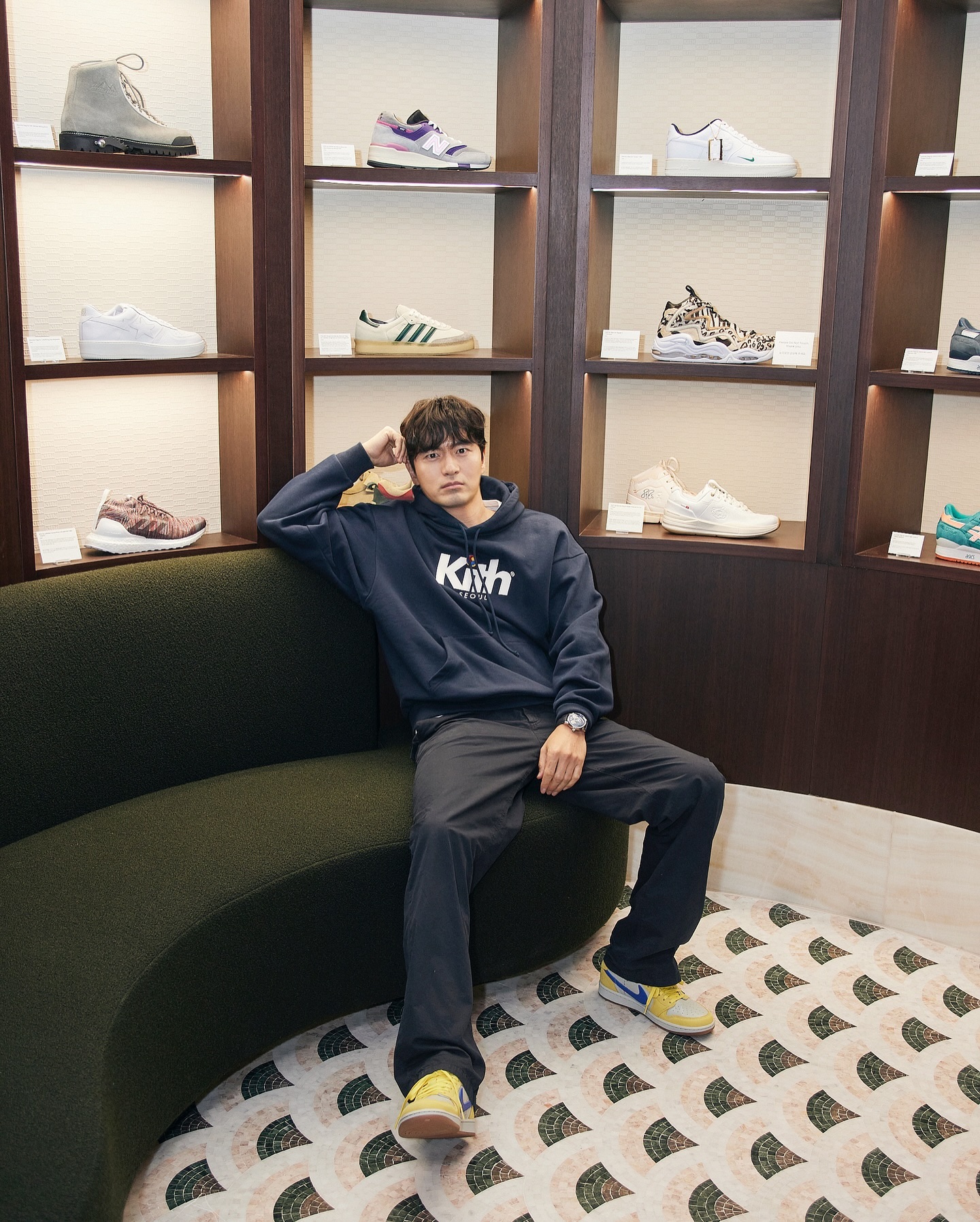 코디 포인트하기 좋은 옐로우💛
지금 핫한 브랜드 옐로우 스니커즈 4가지👟🍯@구경해요

1. 컨버스 런스타 트레이너 골든 렌 윈터 슬레이, 9만 9천 원.

2. 아디다스 x 웨일스보너 SL76 옐로우 코어 블랙, 22만 9천 원.

3. 나이키 조던 1 x 트래비스 스캇 레트로 로우 OG SP 카나리, 17만 9천 원.

4. 오니츠카 타이거 멕시코 66 옐로우 블랙, 16만 원. 이미지6