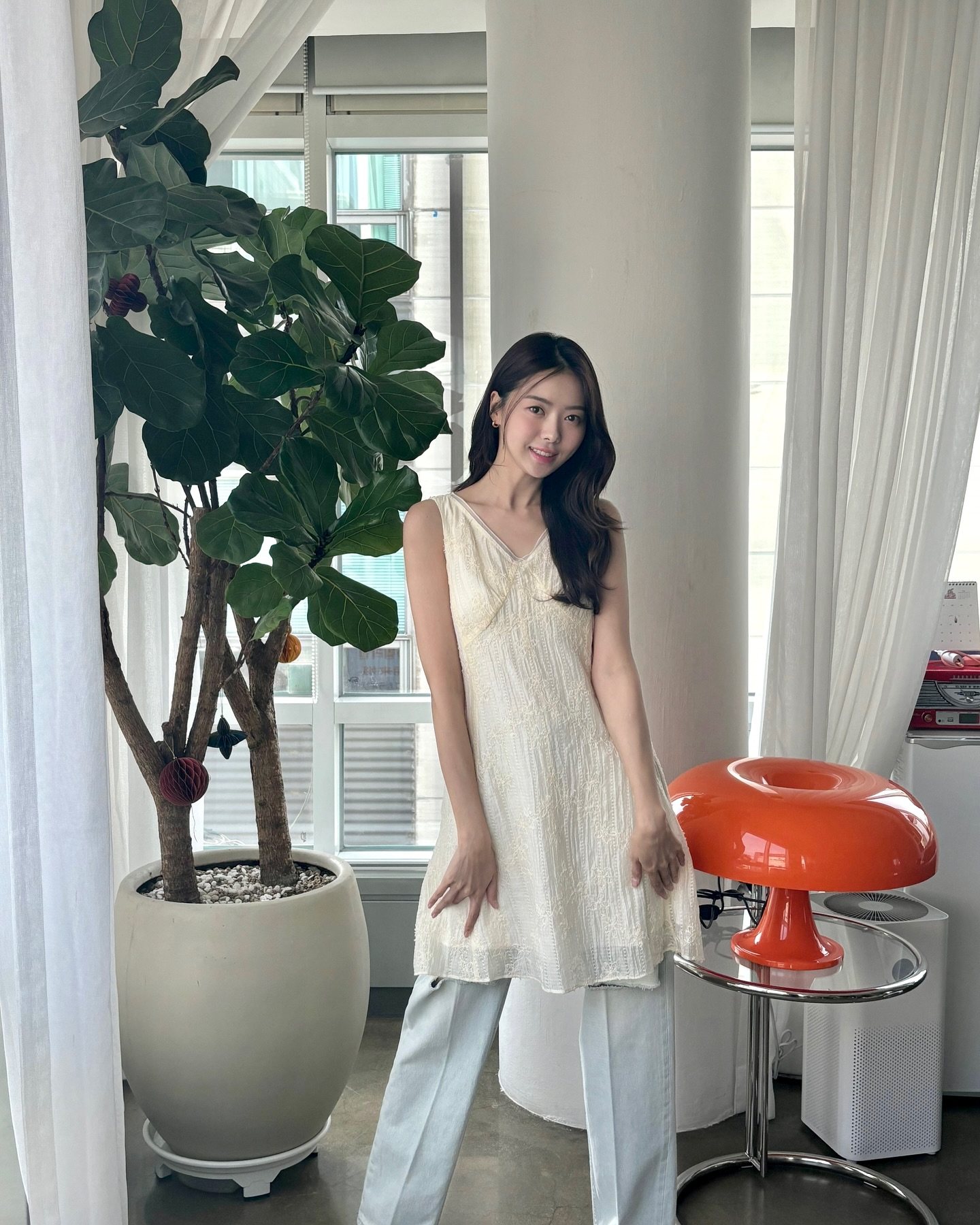 흰원피스에 청바지 더하기👖🤍 이미지7