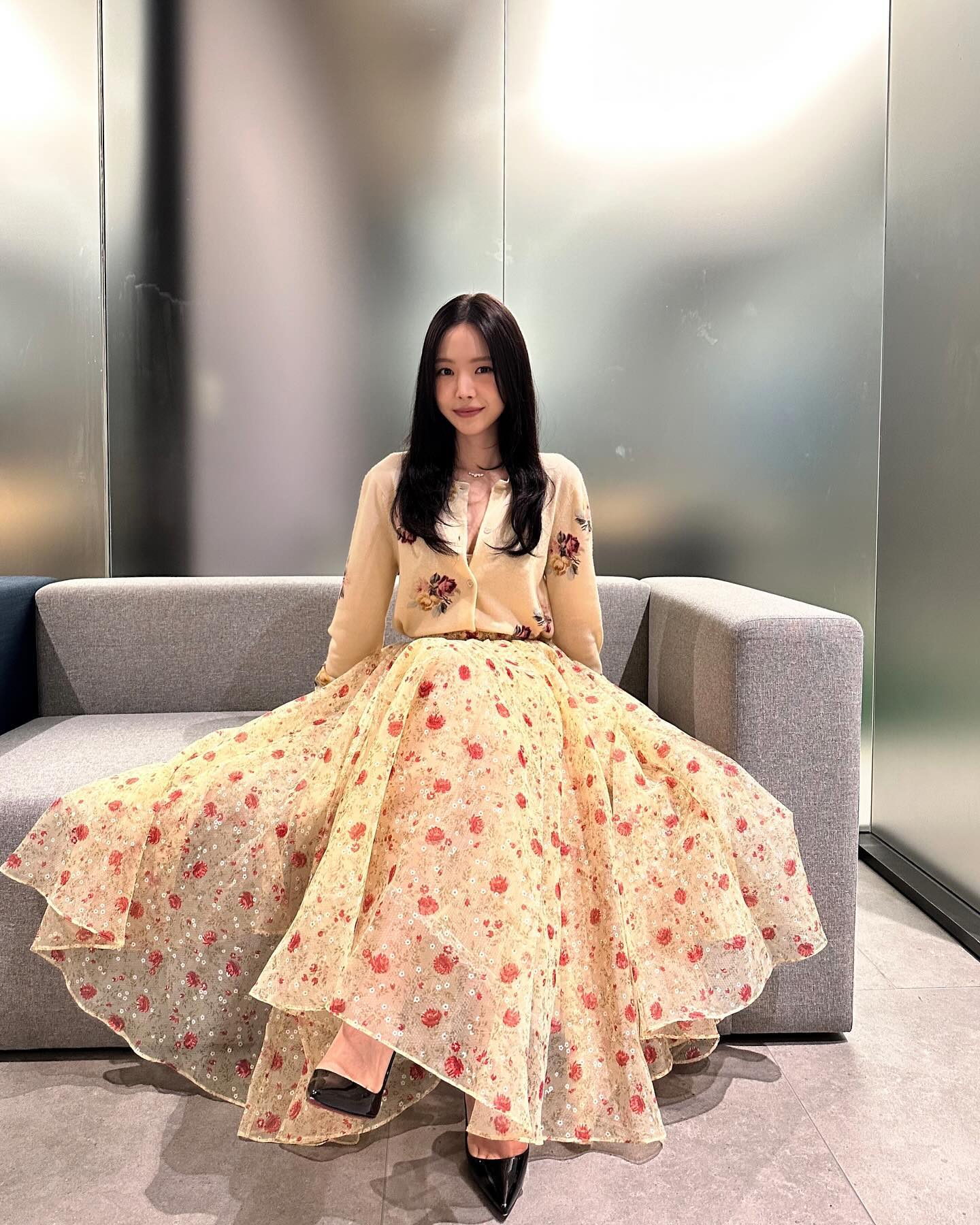 손나은&사나, 같은 옷 다른 느낌🌷 프라다 플라워 패턴 가디건+스커트❣️손나은처럼 청순하거나, 사나처럼 시크하거나 이미지