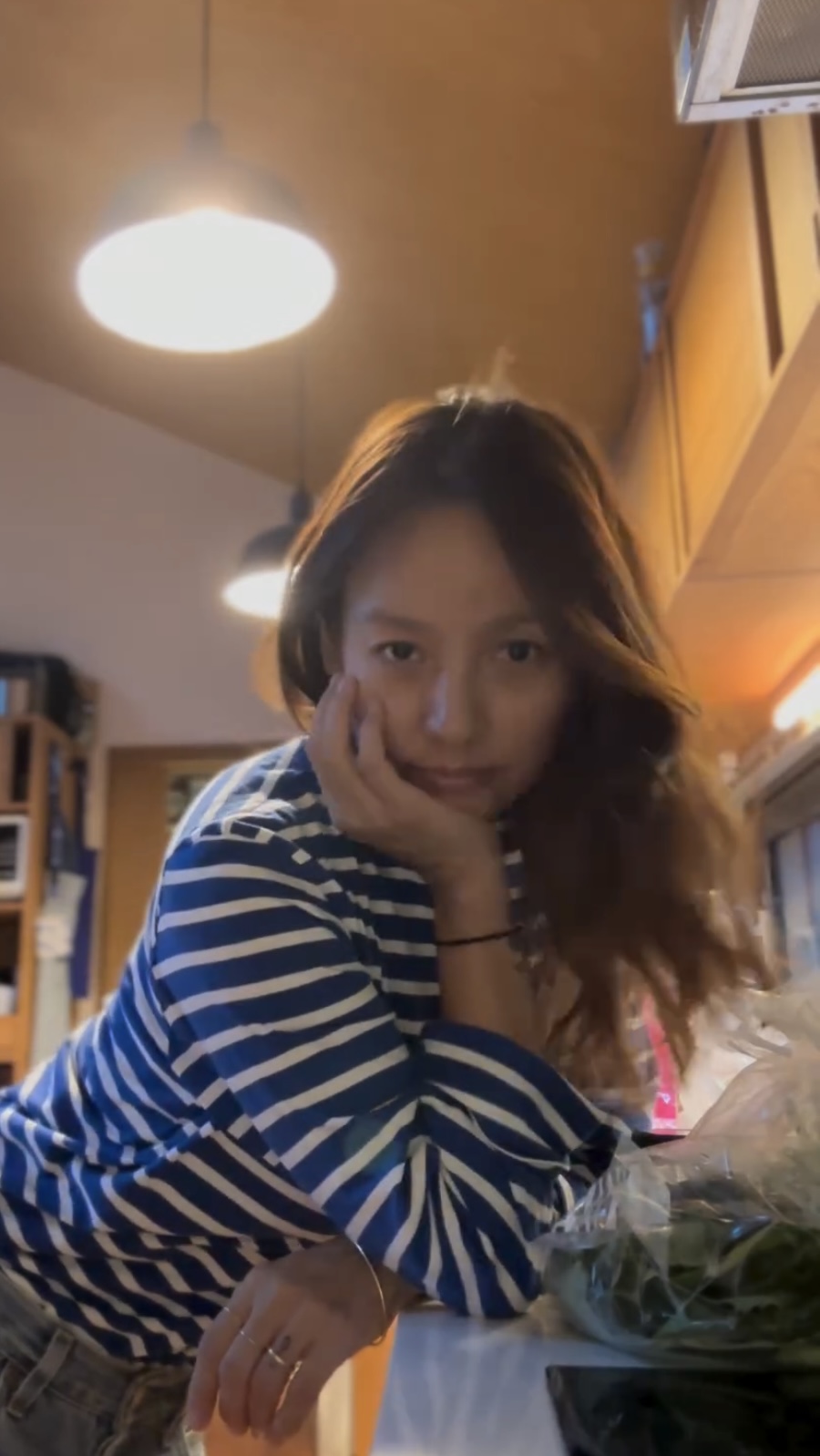셍젬은 효리언니처럼 쿨하게💙

세인트제임스의 스트라이프 티셔츠와 연청바지를 매치해 편안한 스타일링을 선보인 이효리. 영상 속 이효리는 포즈를 취하며 내추럴하면서도 힙한 매력을 뽐내고 있는데요. 자연스럽게 풀어헤친 머리와 민낯임에도 청순한 미모로 눈길을 끌었습니다. 이미지