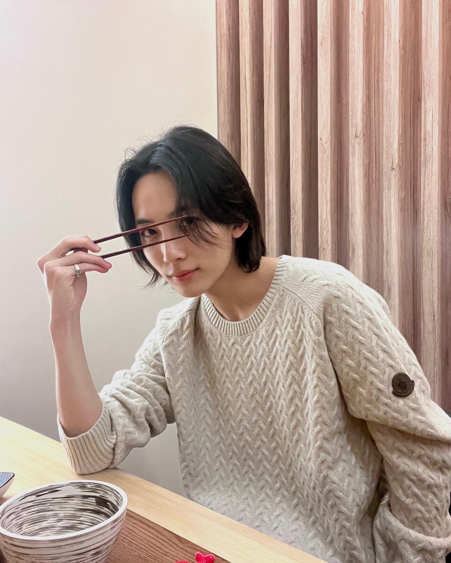 세븐틴 정한 하반기 입대 예정🥺🪖

세븐틴 정한이 멤버 중 가장 먼저 군 복무에 나서게 되었습니다. 소속사 플레디스 엔터테인먼트는 정한이 올 하반기 병역 의무 이행이 예정 되어있어 오는 10월부터 예정된 세븐틴 미니 12집 활동과 월드투어 ‘RIGHT HERE’일정에는 참여할 수 없게 됐다고 알렸는데요. 다만 사전에 공지된 팬사인회 및 ‘롤라팔루자 베를린’ 공연 등에는 참여하고, 새 음반 관련 사전 준비가 가능한 콘텐츠는 대부분 촬영을 완료했다고 덧붙였습니다. 이미지2