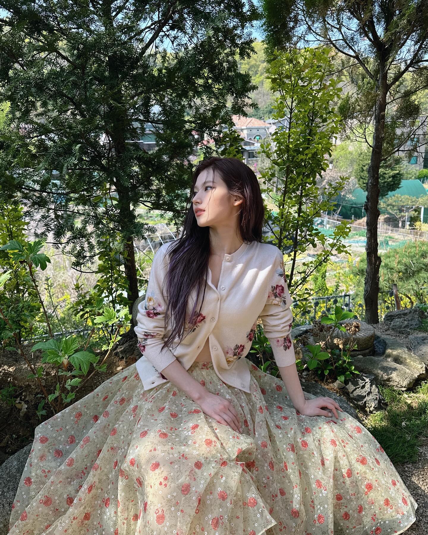 손나은&사나, 같은 옷 다른 느낌🌷
프라다 플라워 패턴 가디건+스커트❣️손나은처럼 청순하거나, 사나처럼 시크하거나 이미지