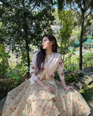 손나은&사나, 같은 옷 다른 느낌🌷
프라다 플라워 패턴 가디건+스커트❣️손나은처럼 청순하거나, 사나처럼 시크하거나 이미지