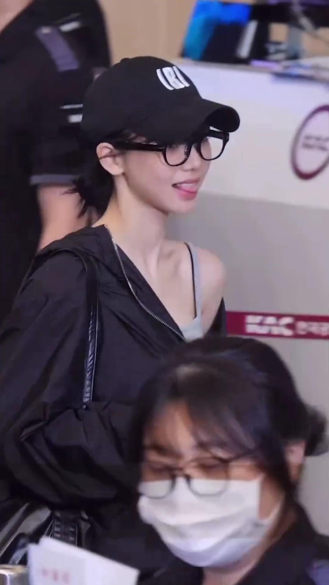 자주 보이는 카리나의 애정 볼캡🖤
뉴에라 X 베이프 콜라보 아이템🧢 힙하고 캐주얼한 마무리〰️ 이미지