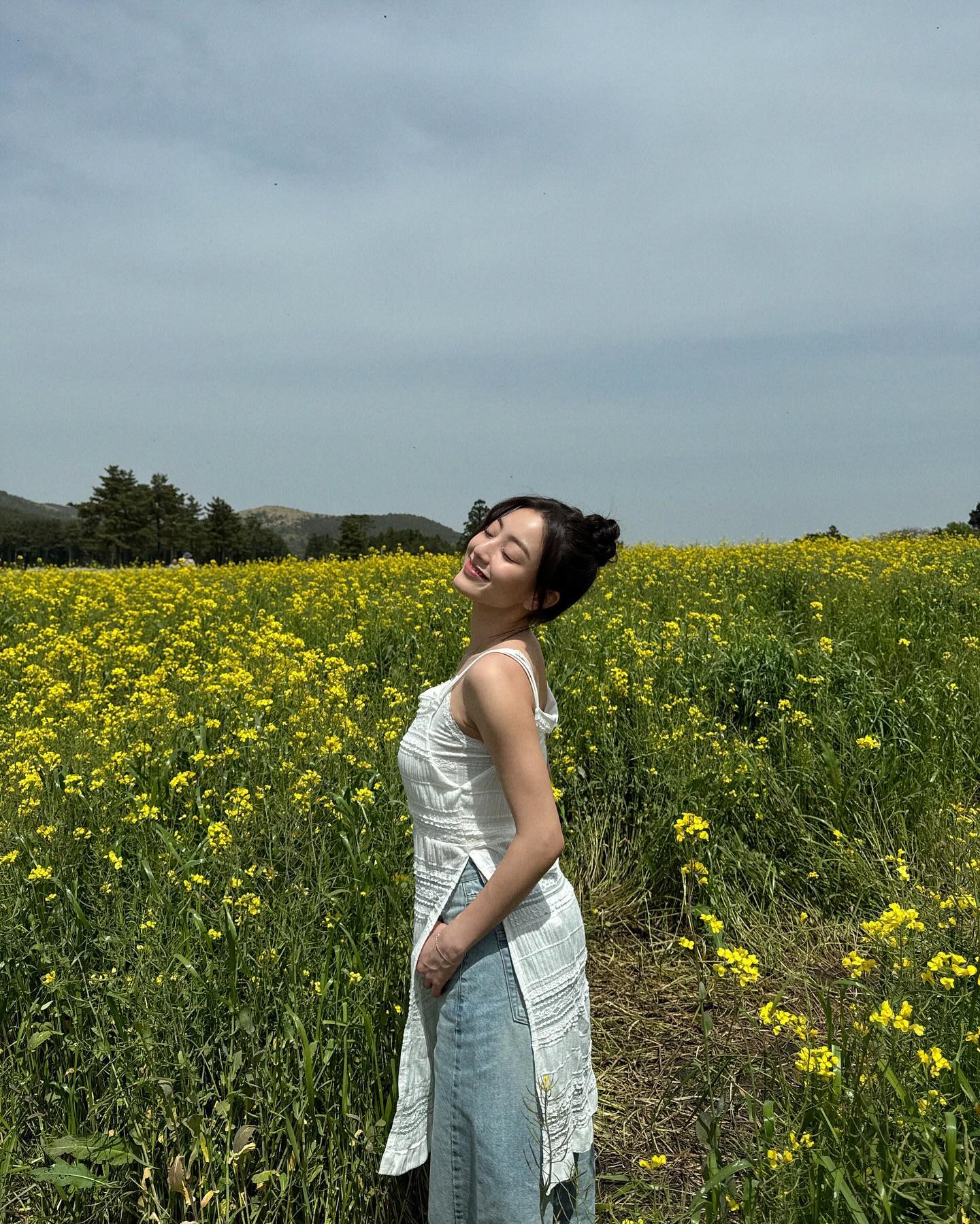 흰원피스에 청바지 더하기👖🤍 이미지4