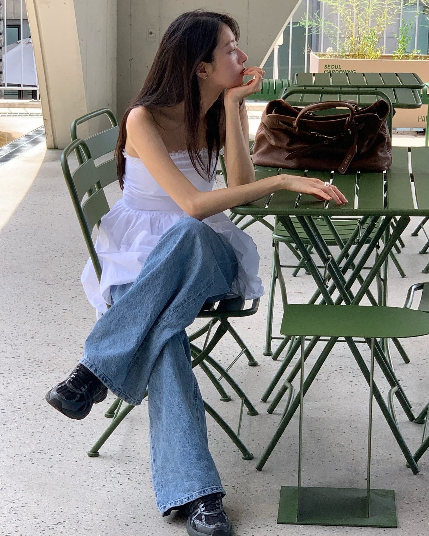 흰원피스에 청바지 더하기👖🤍 이미지
