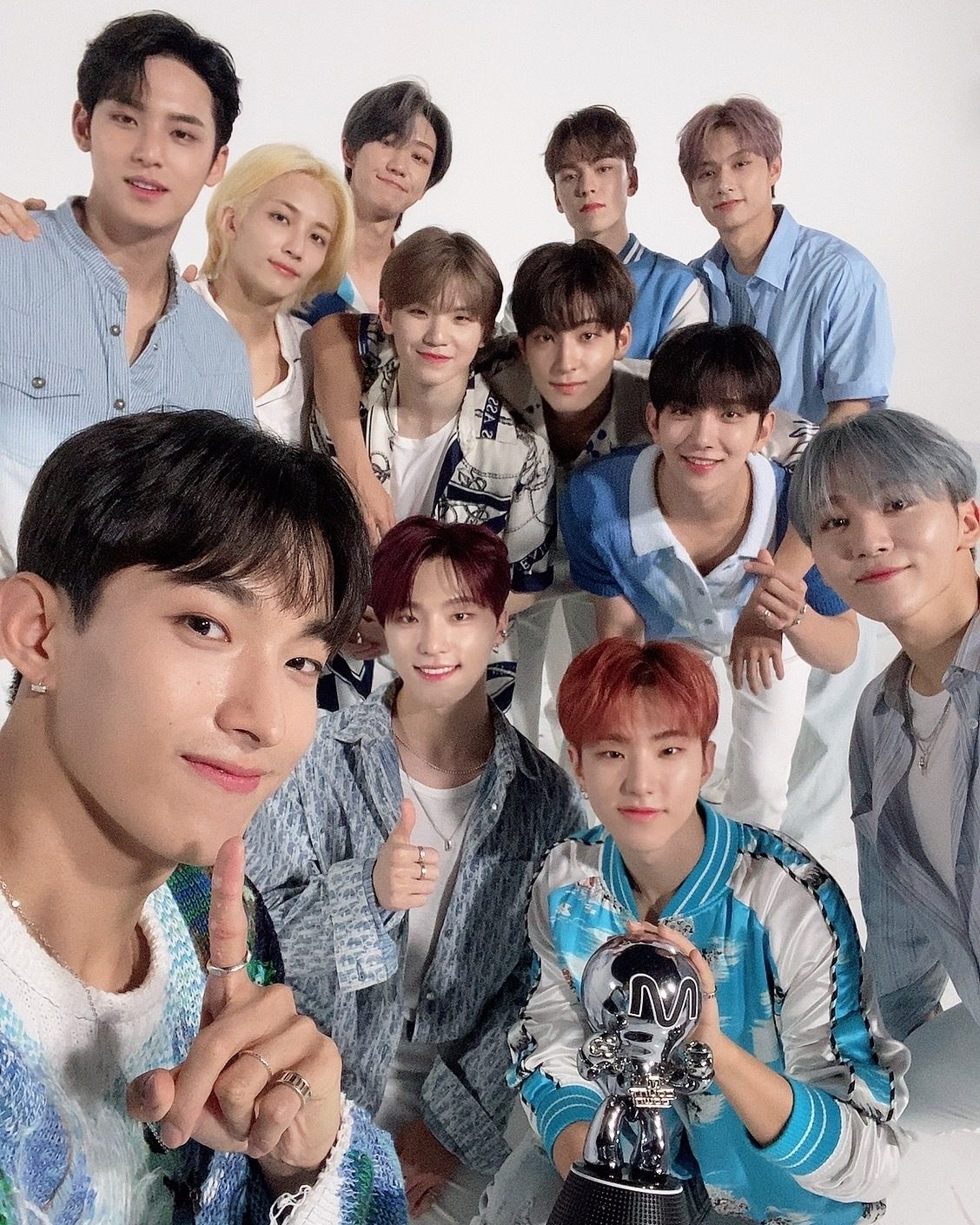 세븐틴 정한 하반기 입대 예정🥺🪖

세븐틴 정한이 멤버 중 가장 먼저 군 복무에 나서게 되었습니다. 소속사 플레디스 엔터테인먼트는 정한이 올 하반기 병역 의무 이행이 예정 되어있어 오는 10월부터 예정된 세븐틴 미니 12집 활동과 월드투어 ‘RIGHT HERE’일정에는 참여할 수 없게 됐다고 알렸는데요. 다만 사전에 공지된 팬사인회 및 ‘롤라팔루자 베를린’ 공연 등에는 참여하고, 새 음반 관련 사전 준비가 가능한 콘텐츠는 대부분 촬영을 완료했다고 덧붙였습니다. 이미지4