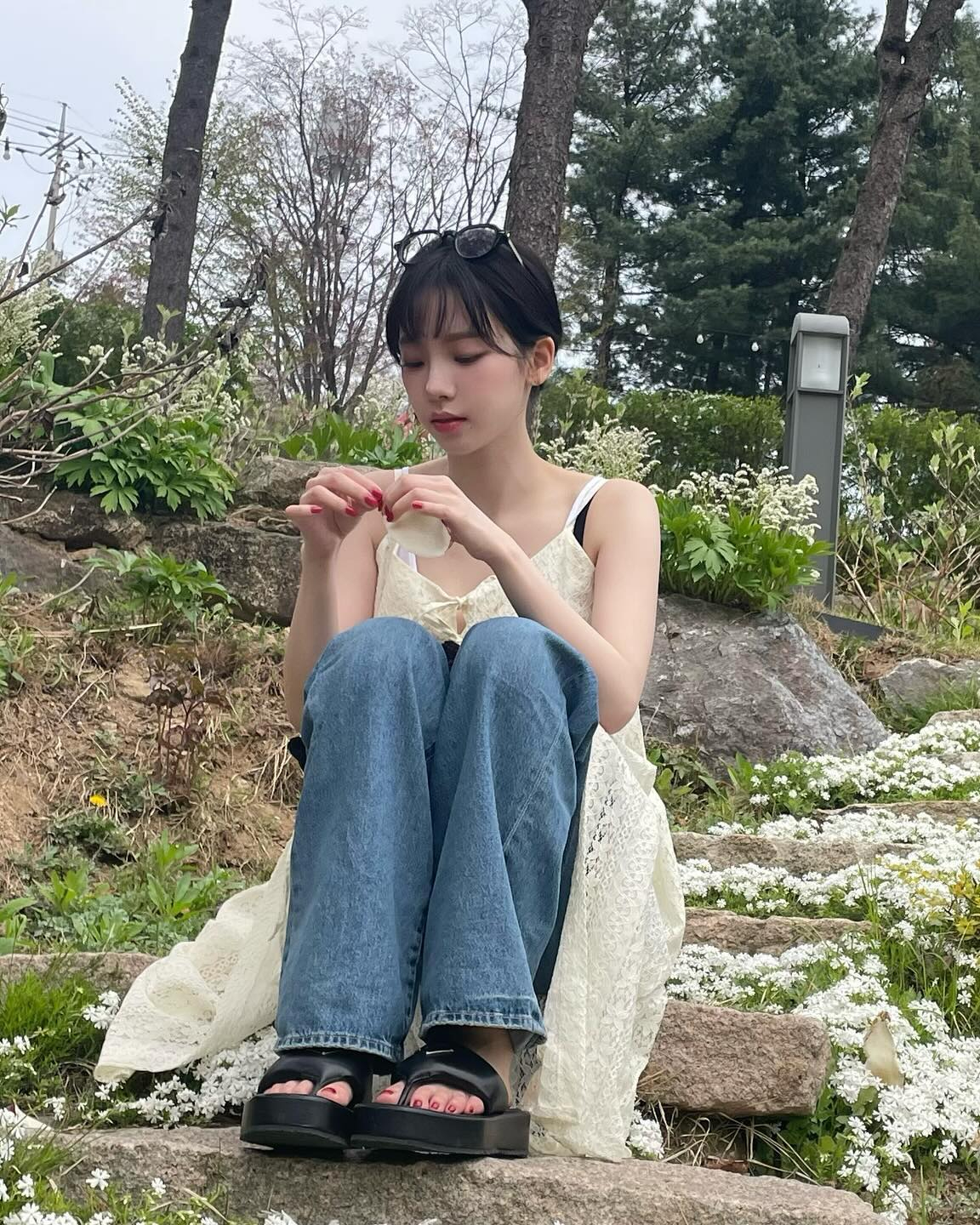 카리나는 원피스를 입는다👗

카리나 사복코디는 힙하면서 러블리한 것이 특징입니다. 특히 그녀의 최애 아이템은 원피스죠. 그리고 청바지는 함께 소환되는 짝꿍이고요.

최근 카리나는 짜임새 있는 크로셰 원피스에 청바지를 레이어드 했습니다. 머리 위에는 선글라스를 얹어 헤어밴드처럼 연출하며 전체적인 러블리 무드에 힙 한스푼을 추가했어요. 또한 가족 나들이에는 민소매 레이스 원피스를 활용했어요. 이에 볼레로 가디건을 매치해 모리걸을 연상시키며 민소매 부담감을 줄였습니다. 일본 스케줄 중 휴식 시간 속 관광할 때는 평소 럽힙을 좋아하는 그녀답게 러블리 무드 코튼 소재 원피스를 입었어요. 거기에 귀엽게 땋은 머리, 볼캡과 링귀걸이를 매치했습니다.

러블리한 원피스에 힙한 악세사리, 카리나가 원피스를 입는 방법입니다. 남은 여름 우리도 적용해보아요.   이미지2
