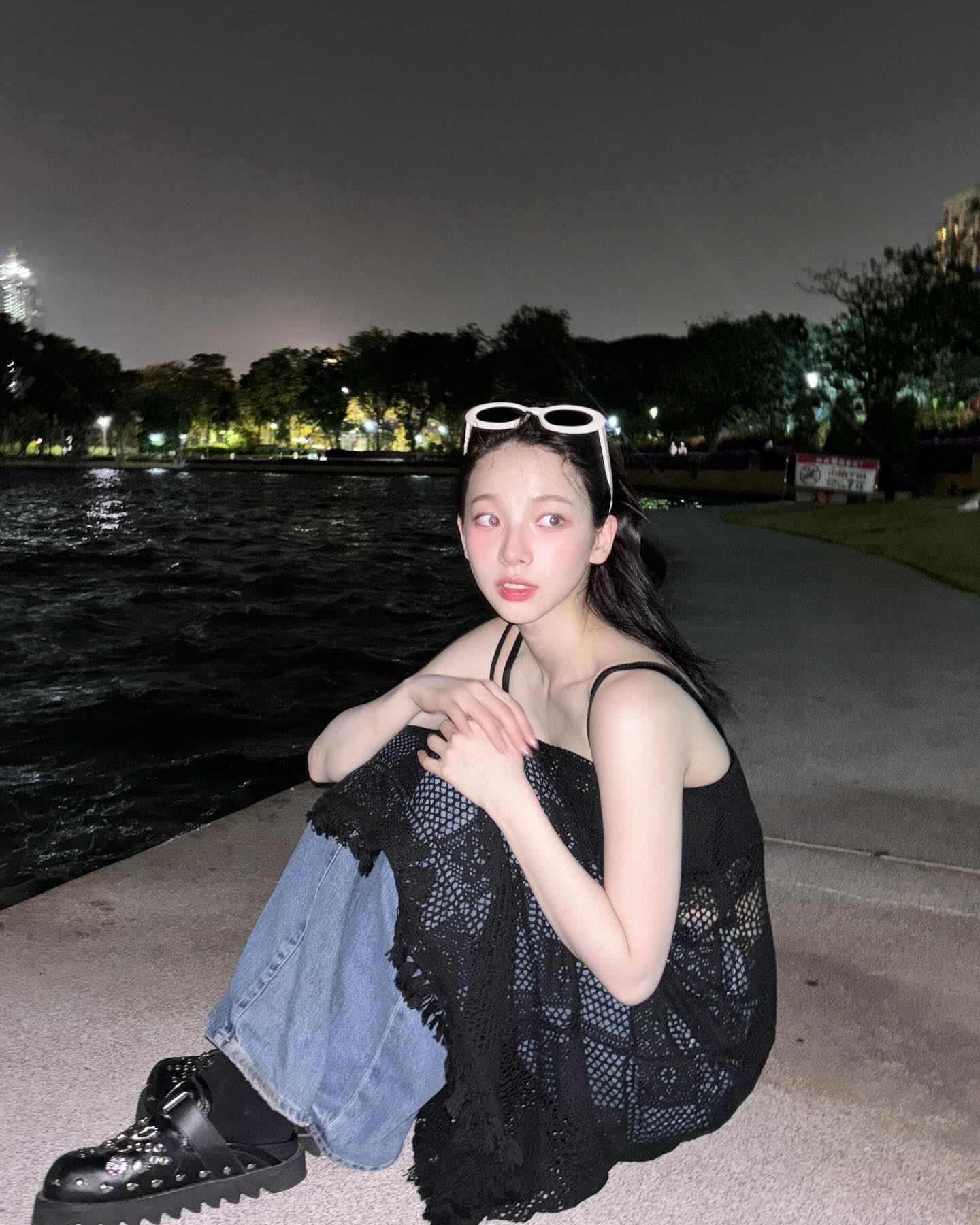 카리나는 원피스를 입는다👗

카리나 사복코디는 힙하면서 러블리한 것이 특징입니다. 특히 그녀의 최애 아이템은 원피스죠. 그리고 청바지는 함께 소환되는 짝꿍이고요.

최근 카리나는 짜임새 있는 크로셰 원피스에 청바지를 레이어드 했습니다. 머리 위에는 선글라스를 얹어 헤어밴드처럼 연출하며 전체적인 러블리 무드에 힙 한스푼을 추가했어요. 또한 가족 나들이에는 민소매 레이스 원피스를 활용했어요. 이에 볼레로 가디건을 매치해 모리걸을 연상시키며 민소매 부담감을 줄였습니다. 일본 스케줄 중 휴식 시간 속 관광할 때는 평소 럽힙을 좋아하는 그녀답게 러블리 무드 코튼 소재 원피스를 입었어요. 거기에 귀엽게 땋은 머리, 볼캡과 링귀걸이를 매치했습니다.

러블리한 원피스에 힙한 악세사리, 카리나가 원피스를 입는 방법입니다. 남은 여름 우리도 적용해보아요.   이미지