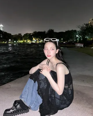 카리나는 원피스를 입는다👗
카리나 사복코디는 힙하면서 러블리한 것이 특징입니다. 특히 그녀의 최애 아이템은 원피스죠. 그리고 청바지는 함께 소환되는 짝꿍이고요.
최근 카리나는 짜임새 있는 크로셰 원피스에 청바지를 레이어드 했습니다. 머리 위에는 선글라스를 얹어 헤어밴드처럼 연출하며 전체적인 러블리 무드에 힙 한스푼을 추가했어요. 또한 가족 나들이에는 민소매 레이스 원피스를 활용했어요. 이에 볼레로 가디건을 매치해 모리걸을 연상시키며 민소매 부담감을 줄였습니다. 일본 스케줄 중 휴식 시간 속 관광할 때는 평소 럽힙을 좋아하는 그녀답게 러블리 무드 코튼 소재 원피스를 입었어요. 거기에 귀엽게 땋은 머리, 볼캡과 링귀걸이를 매치했습니다.
러블리한 원피스에 힙한 악세사리, 카리나가 원피스를 입는 방법입니다. 남은 여름 우리도 적용해보아요. 이미지